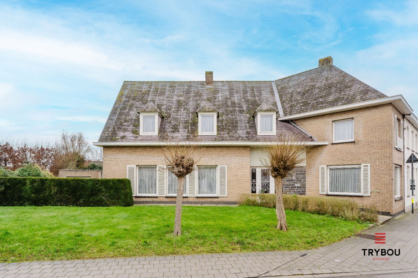 Ruime woning op groot perceel van 573 m² te Merkem. 