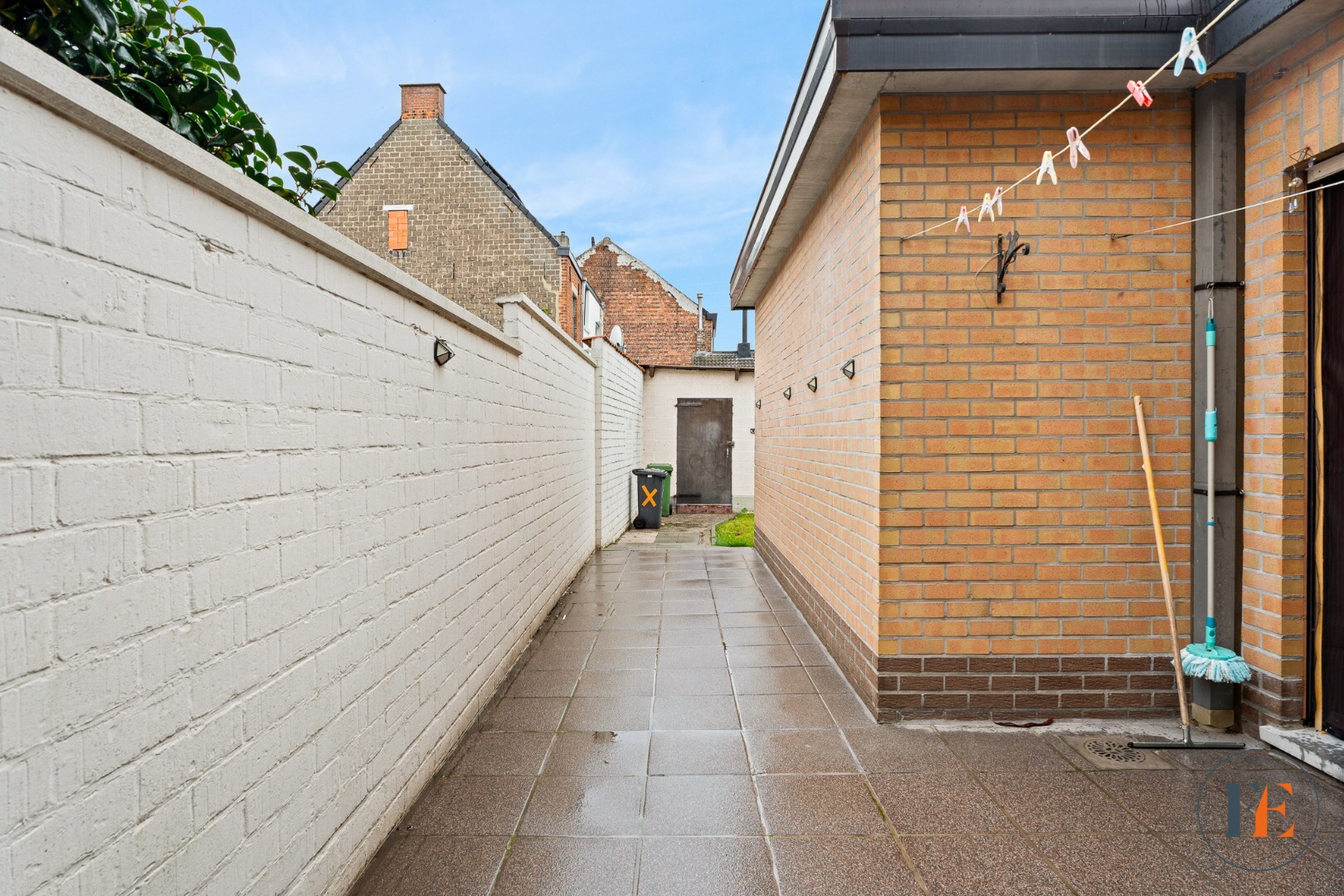 Huis met inpandige garage, tuin en  atelier te Wondelgem 
