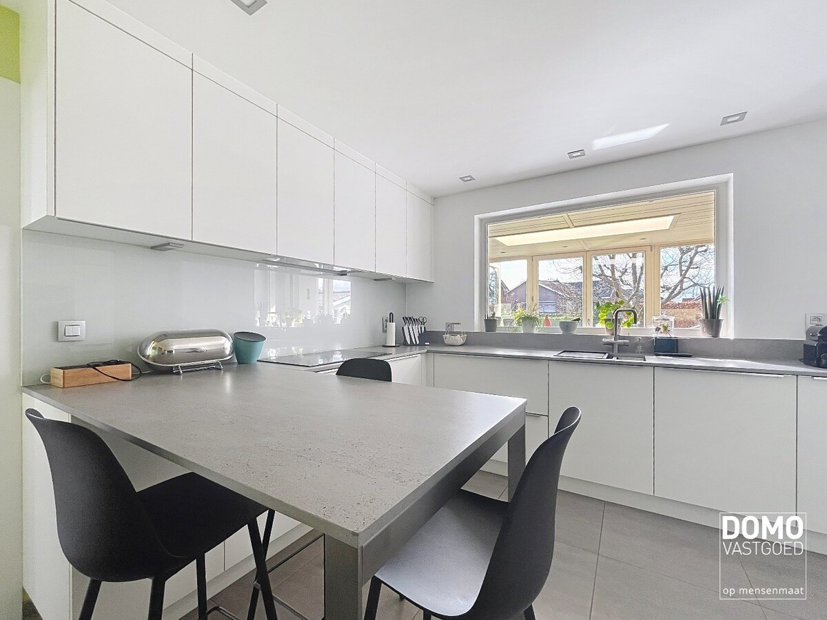 Ruime woning met 4 slaapkamers, groene tuin, terras en inpandige garage 