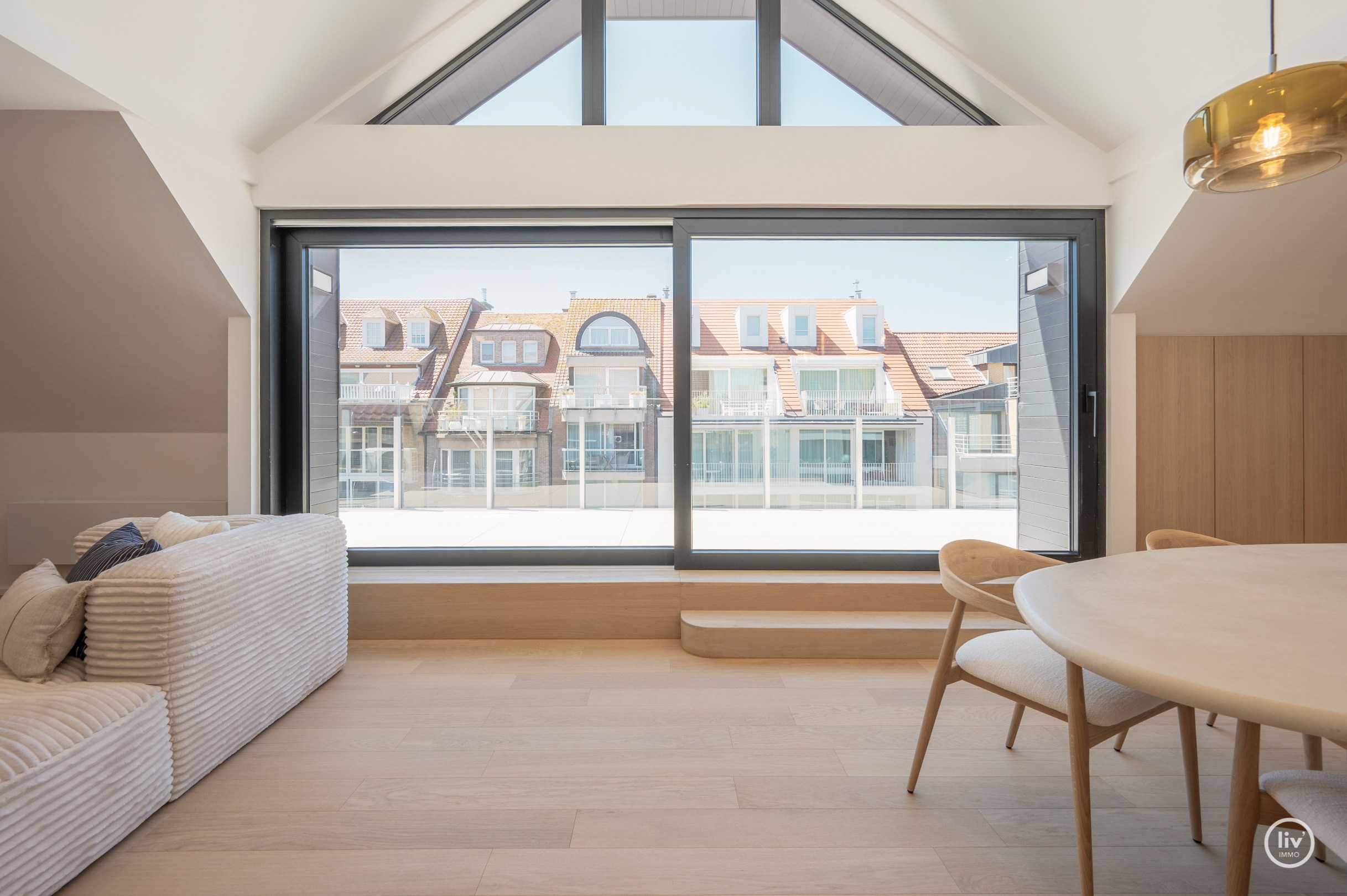 Magnifique duplex spacieux (216 m2) entièrement rénové situé sur l'avenue Léopold à Knokke. 