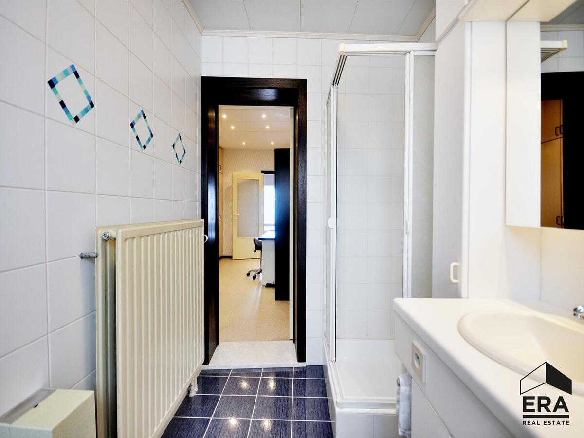 Dé ideale stadswoning. Gelegen in brede, doodlopende straat nabij UZ. 