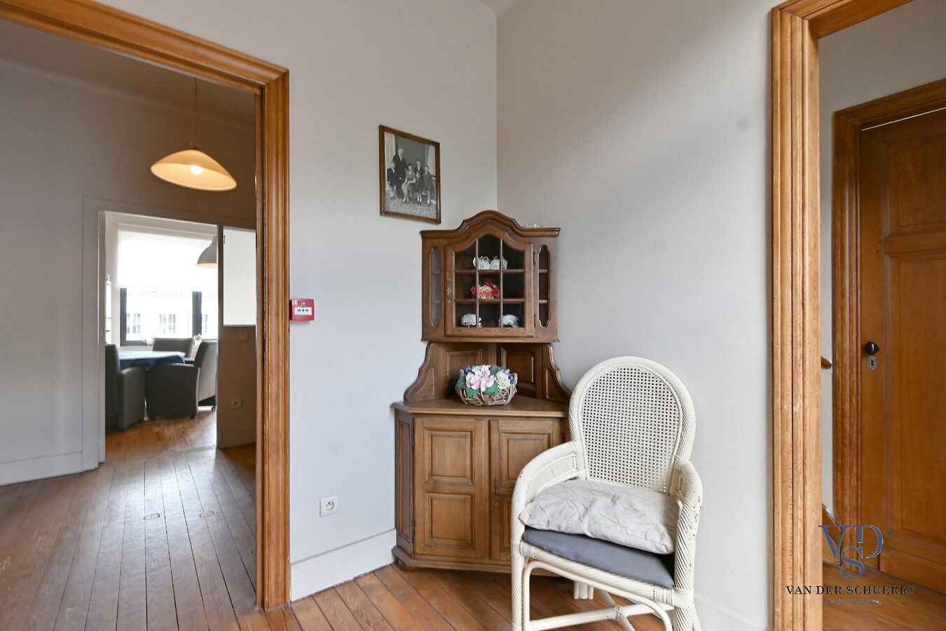 Commercieel gelijkvloers met ruime duplex en tuin. 