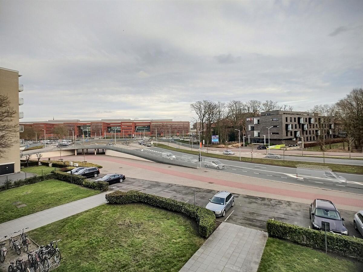 Een ruim (110m²), lichtrijk appartement MET garage op topligging aan het station - Brugge 
