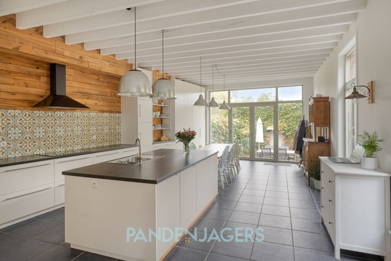 Gerenoveerde woning met uitzonderlijk groot magazijn op unieke locatie te Duffel 