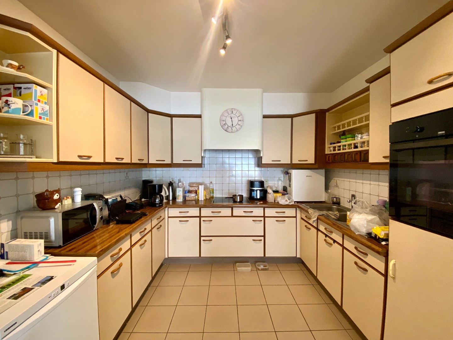 Gelijkvloers appartement met 2 slaapkamers, garage en groot terras op centrale ligging! 
