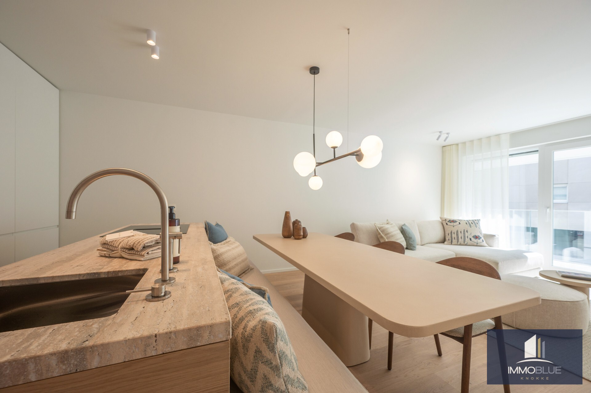 Prachtig gerenoveerd drie-slaapkamerappartement op een toplocatie vlak bij de Zeedijk en genietend van een zijdelings zeezicht. 