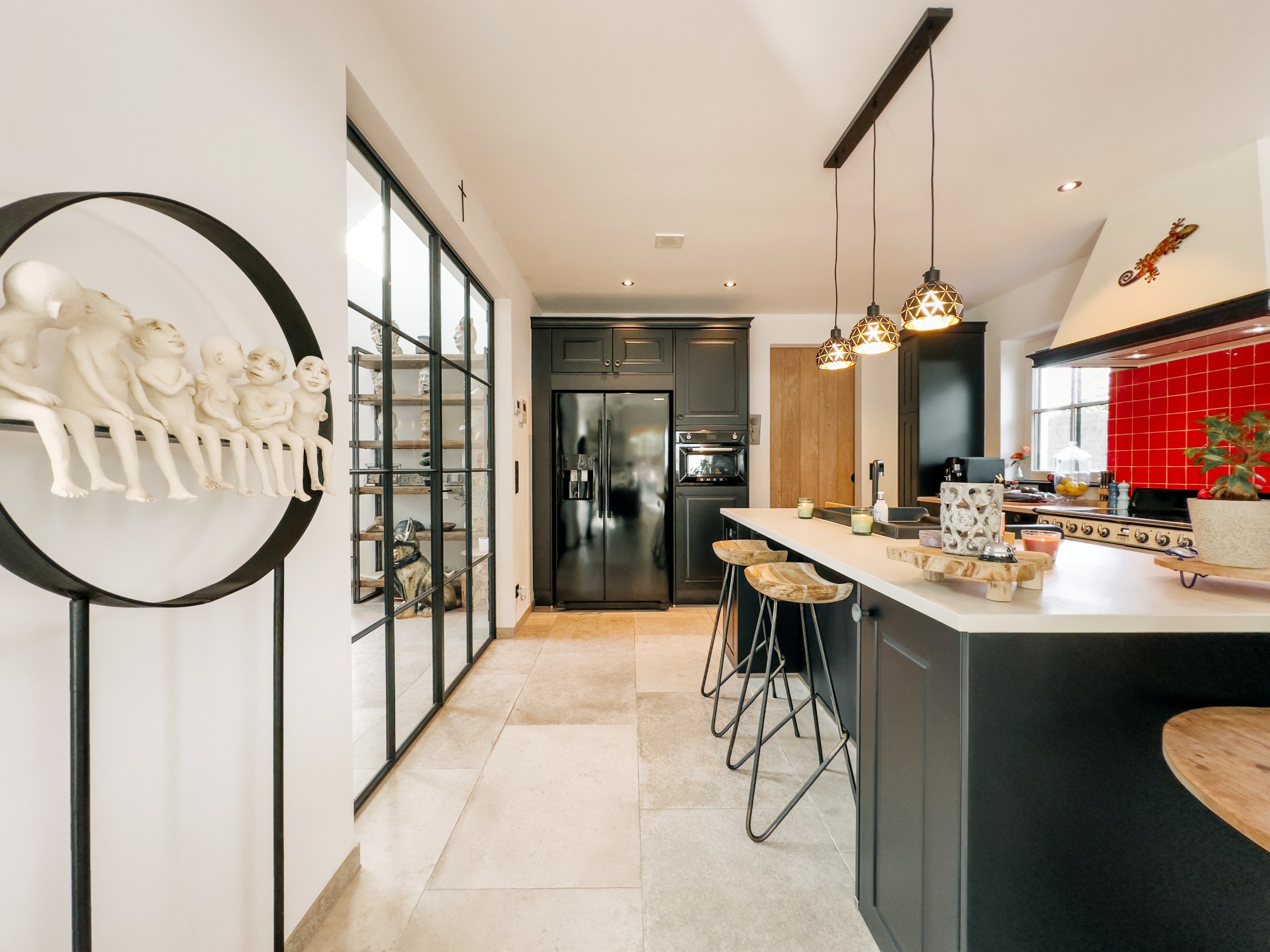 La villa récente de 2023 est située sur un terrain de 900 m², dans un havre de paix et de tranquillité. 