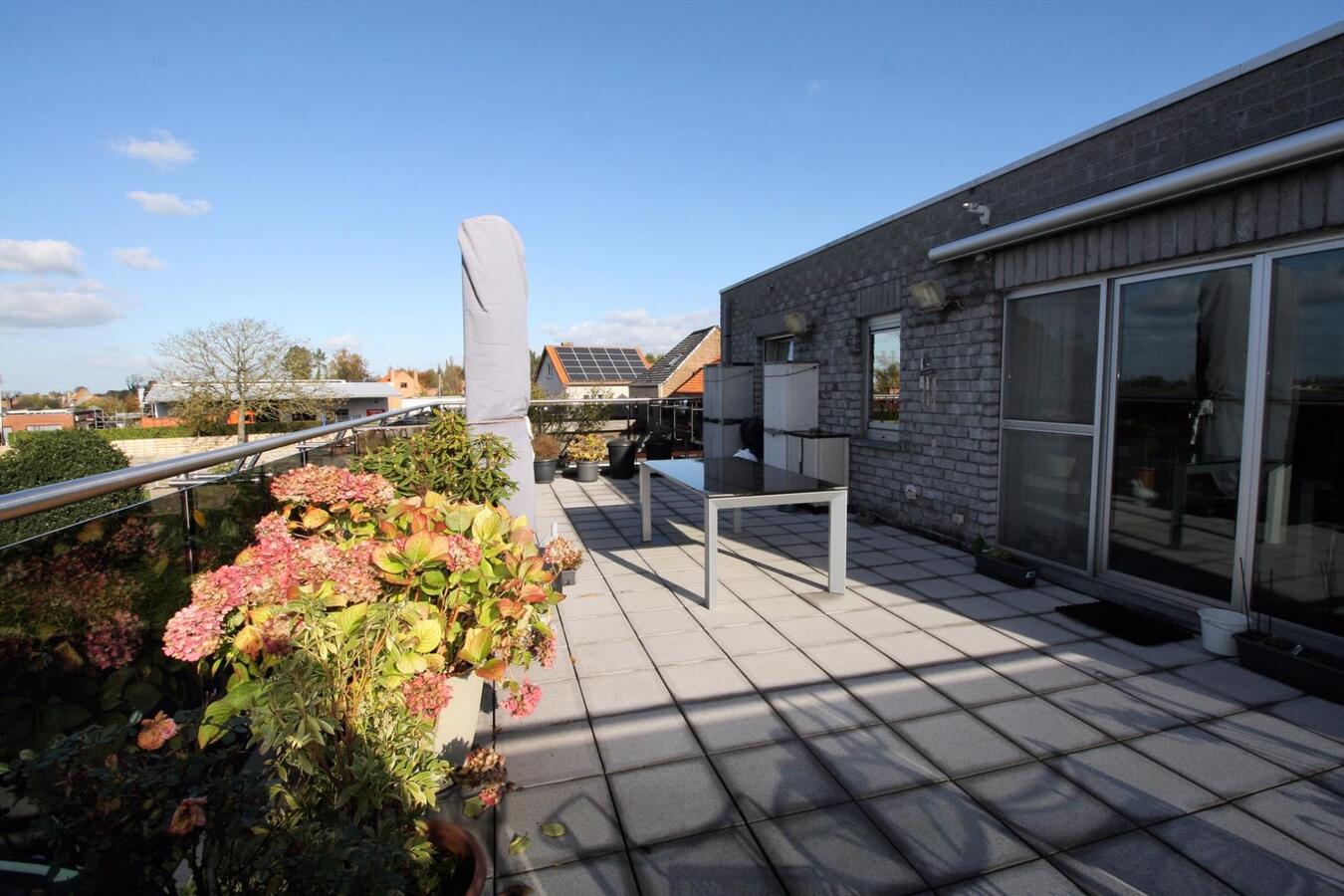 Ruim en lichtrijk appartement met groot terras te Koekelare 