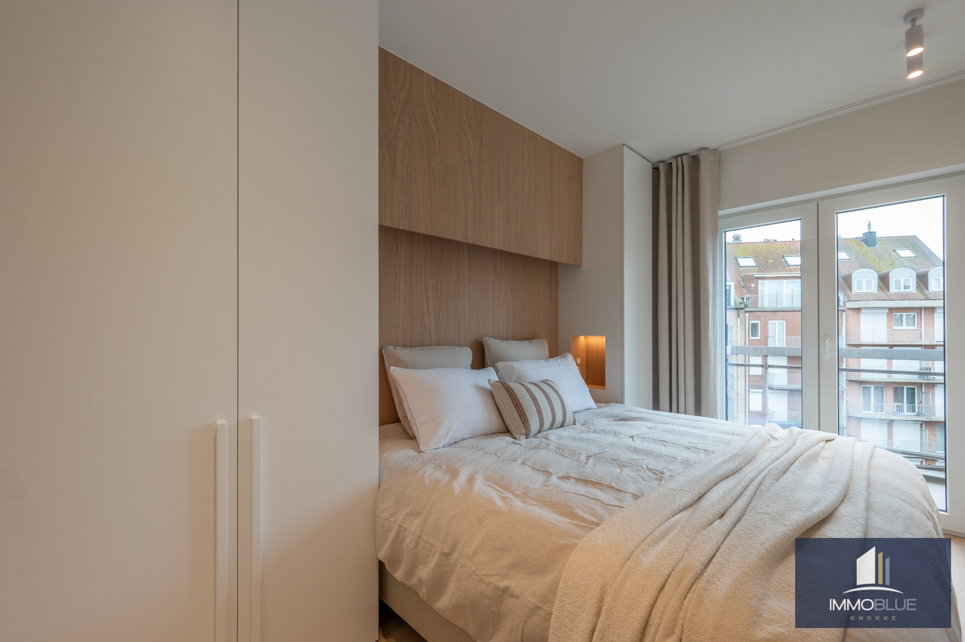 Stijlvol volledig gerenoveerd appartement gelegen nabij het Rubensplein . 