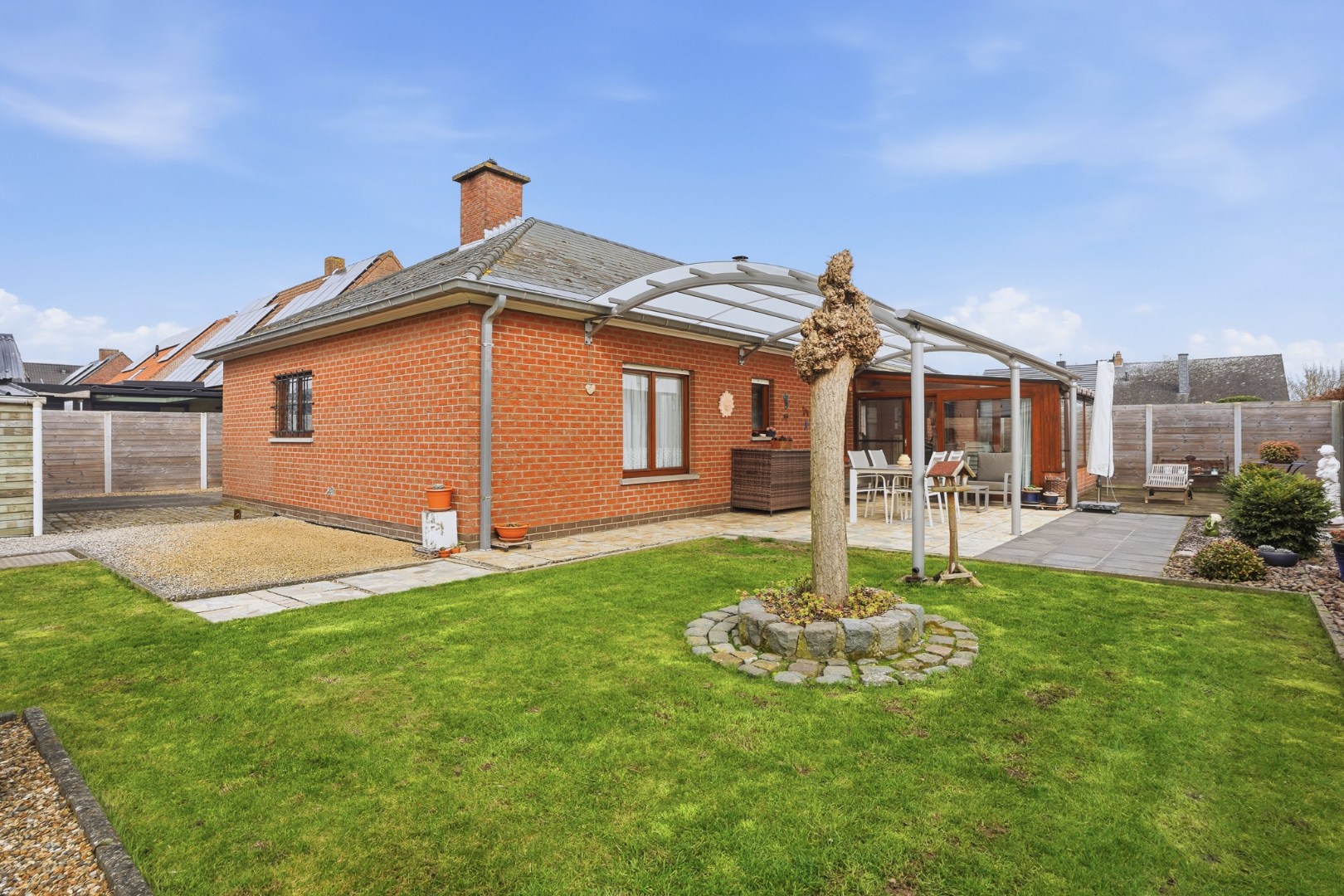 Alleenstaande bungalow met garage en tuin  op 684 m² 