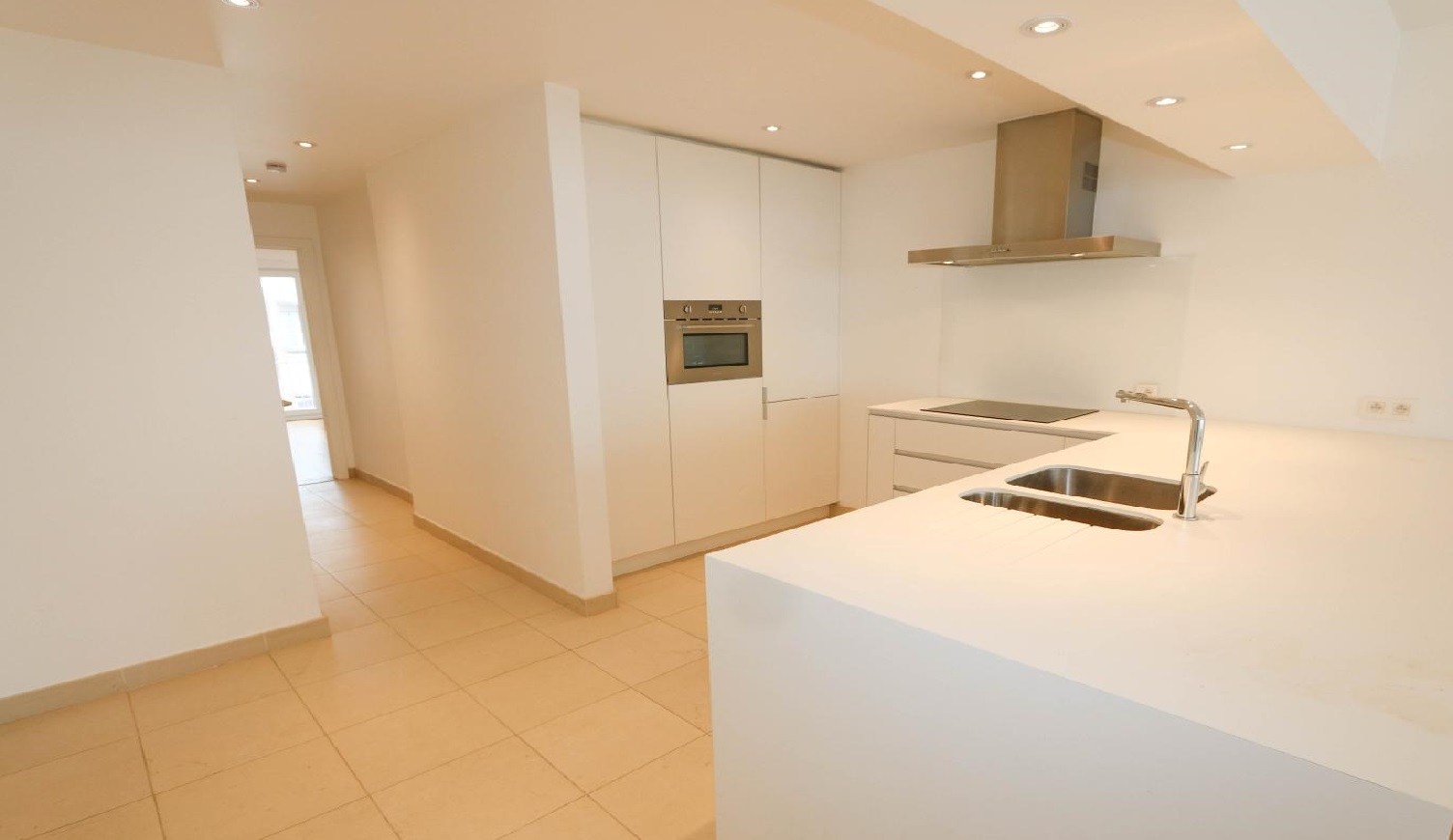 Zonnig en recent gerenoveerd appartement met 2 slaapkamers, gelegen op de Dumortierlaan, 