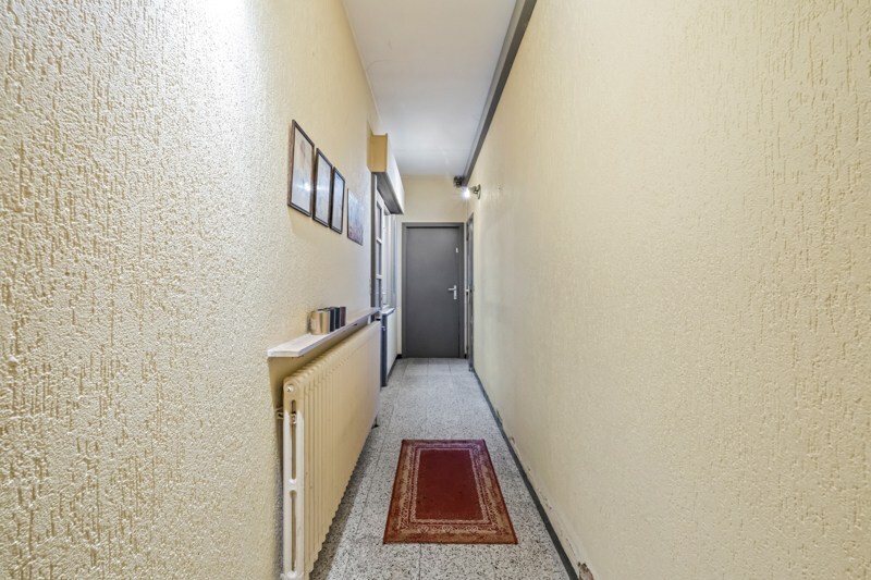 Karaktervolle hoekwoning met 5 slaapkamers en polyvalente handelsruimte 