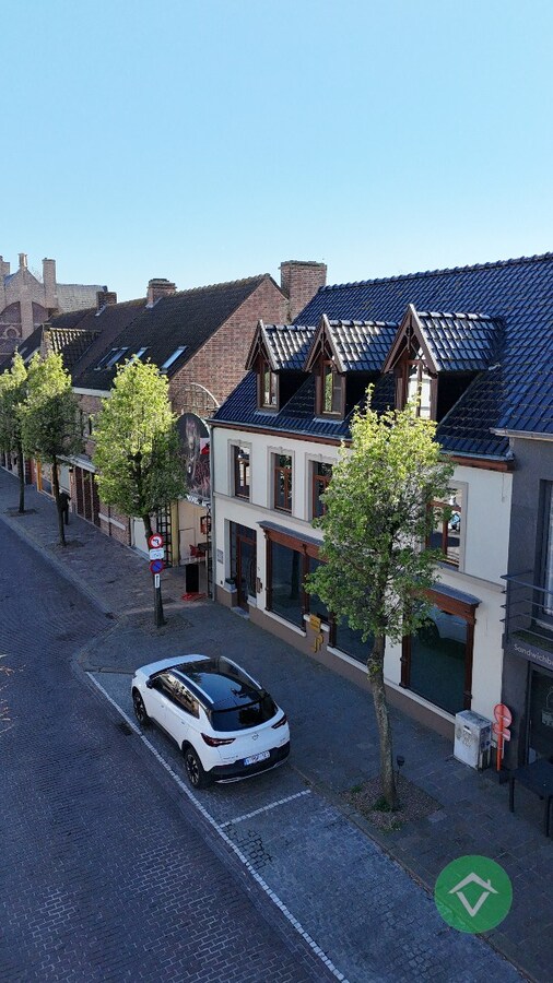 Deze instapklare handelswoning is gelegen in het centrum op een commerciële topligging op de markt van Koekelare 