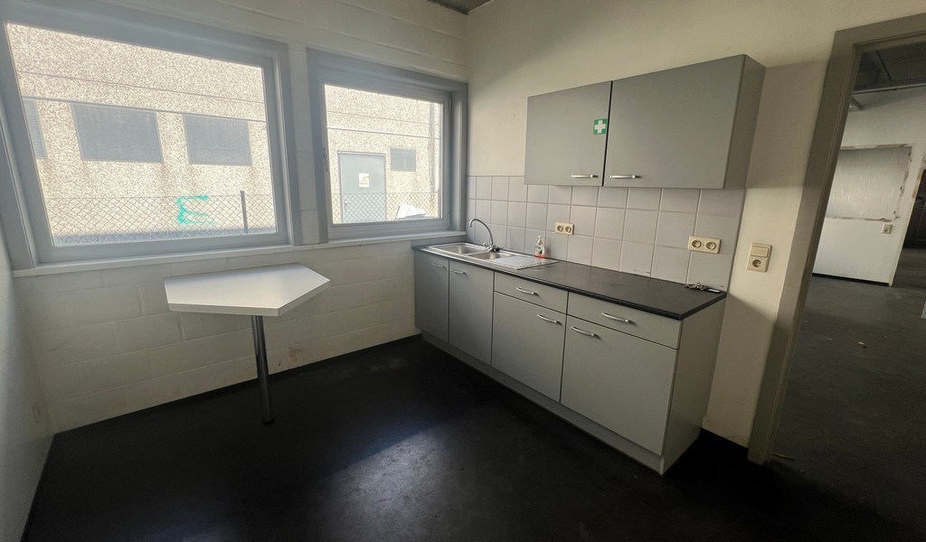 Commercieel gelegen showroom met magazijn te huur in Wetteren