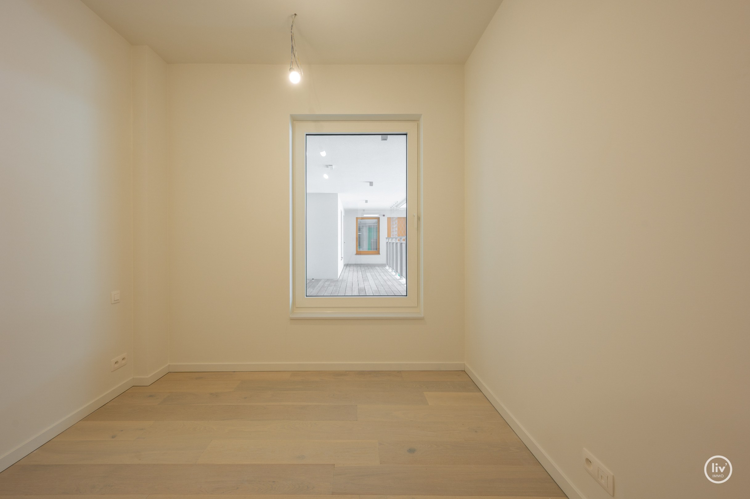 Centraal gelegen 2-kamer appartement te Res. Hoost met ruim terras genietend van zijdelings zeezicht! 