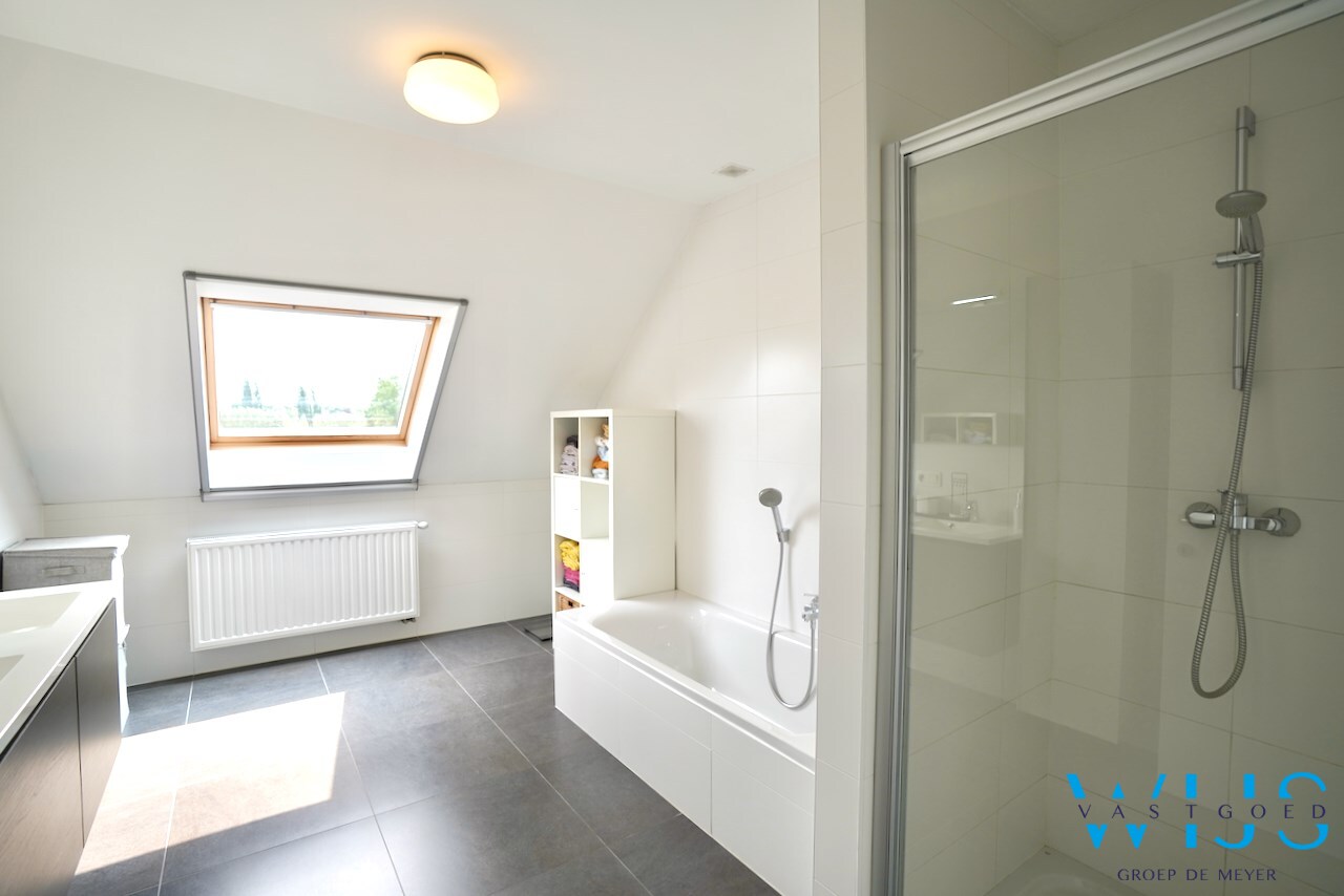 INSTAPKLAAR woonhuis met ZUIDgerichte tuin te Boekhoute ! 