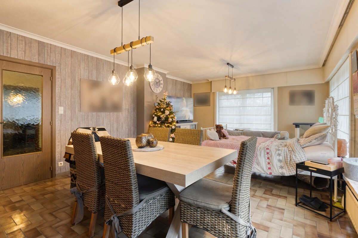 Woning met handelspand te koop in Oostrozebeke op een perceel van 768 m2. 