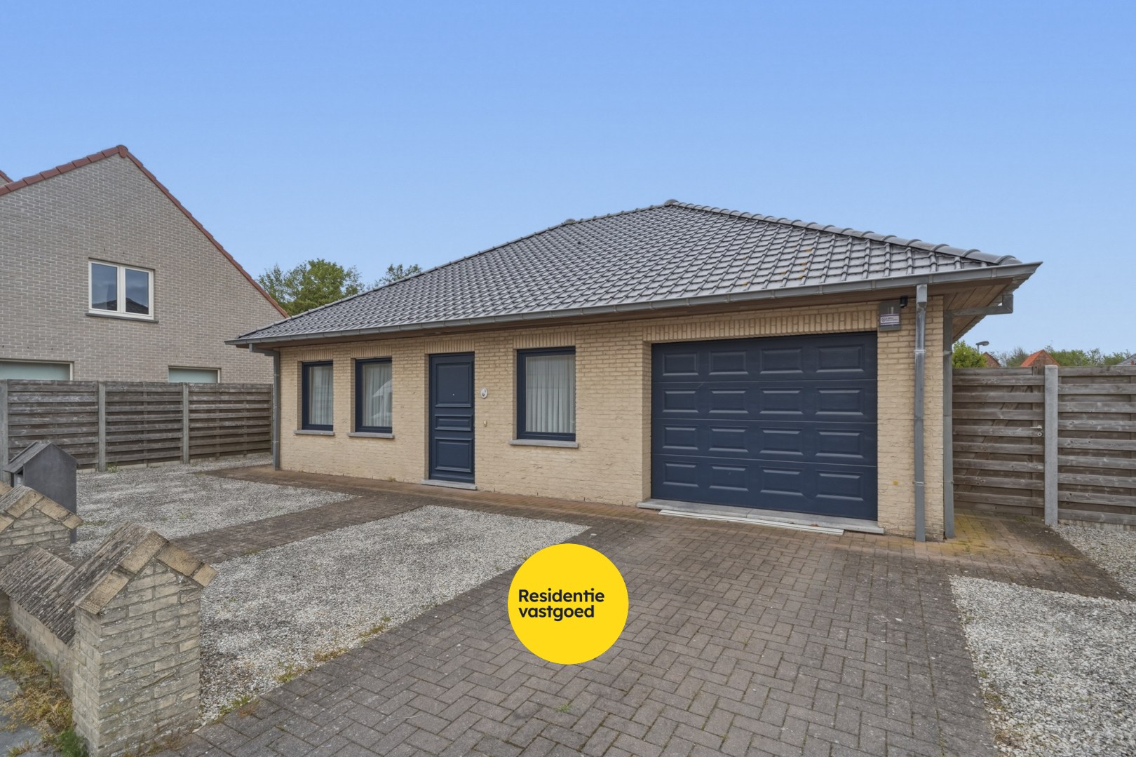 Verzorgde alleenstaande bungalow met tuin, garage en groot terras in het rustige Ettelgem 