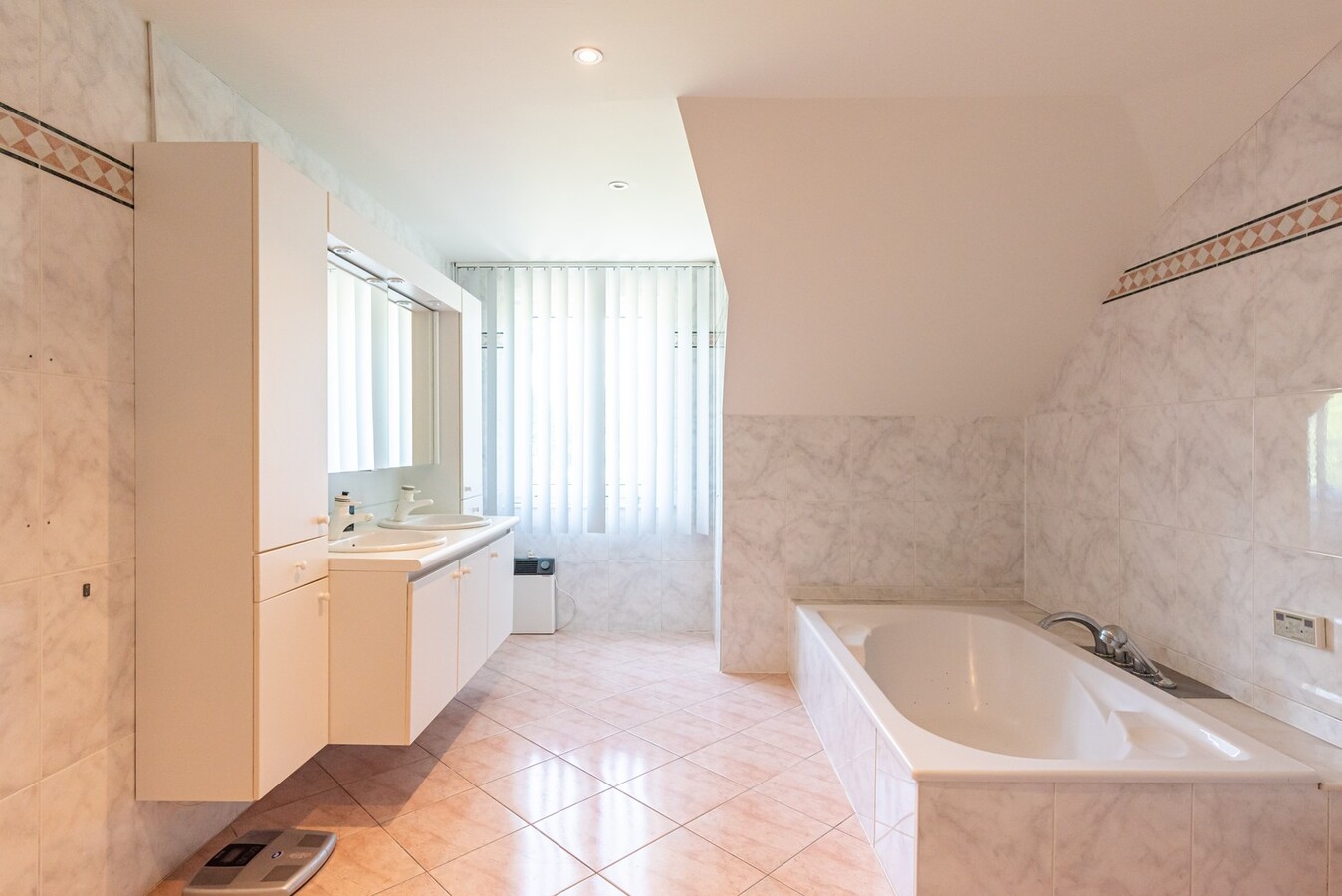 Stijlvol gerenoveerde woning in residentiële wijk op 1254 m² 