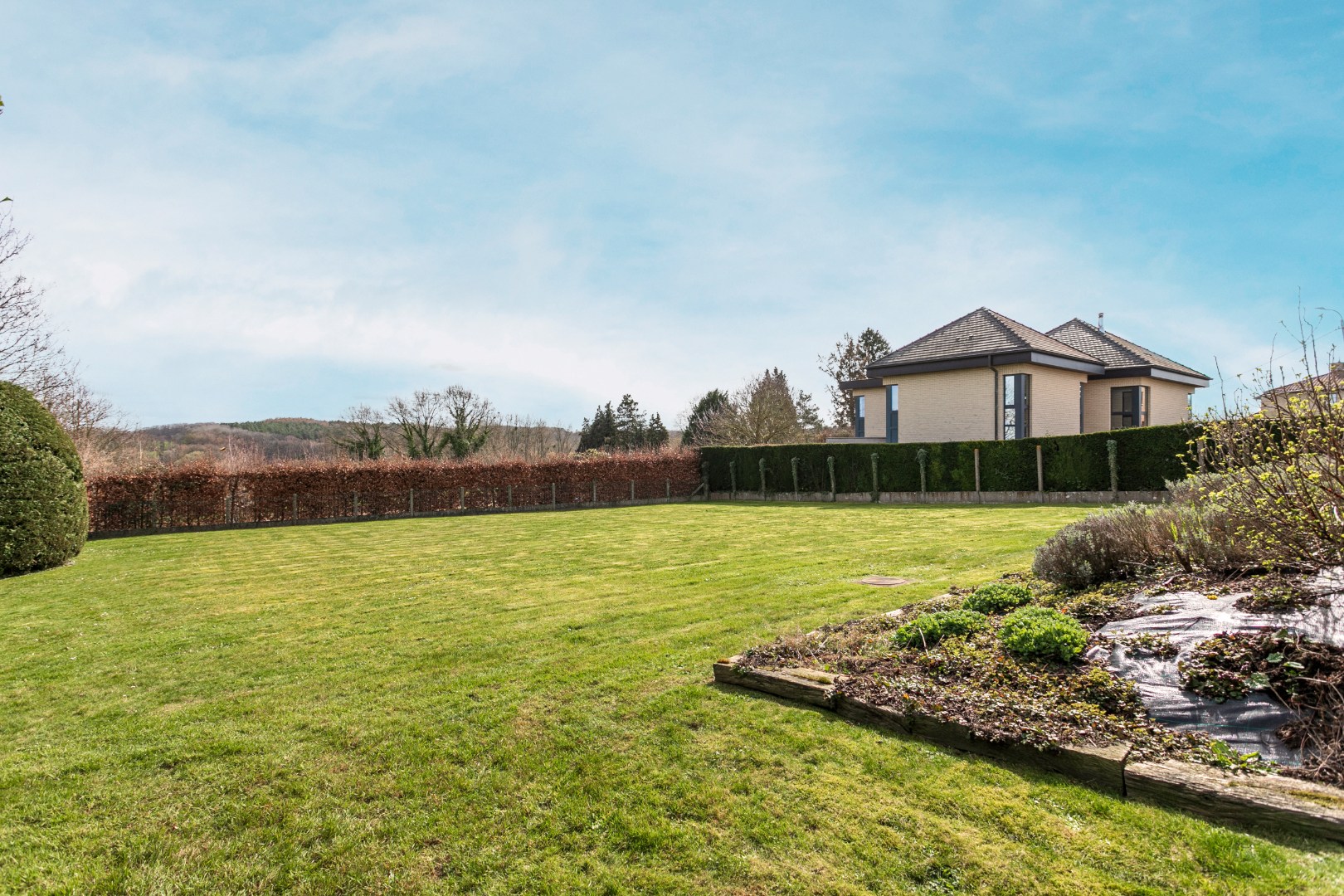 Te renoveren woning met 5 slpks op topligging in Dworp 