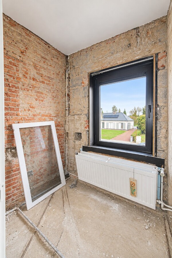 Te koop: Rustig gelegen halfopen bebouwing met 4 slaapkamers, 4 garages en ruime tuin in Sint-Niklaas 