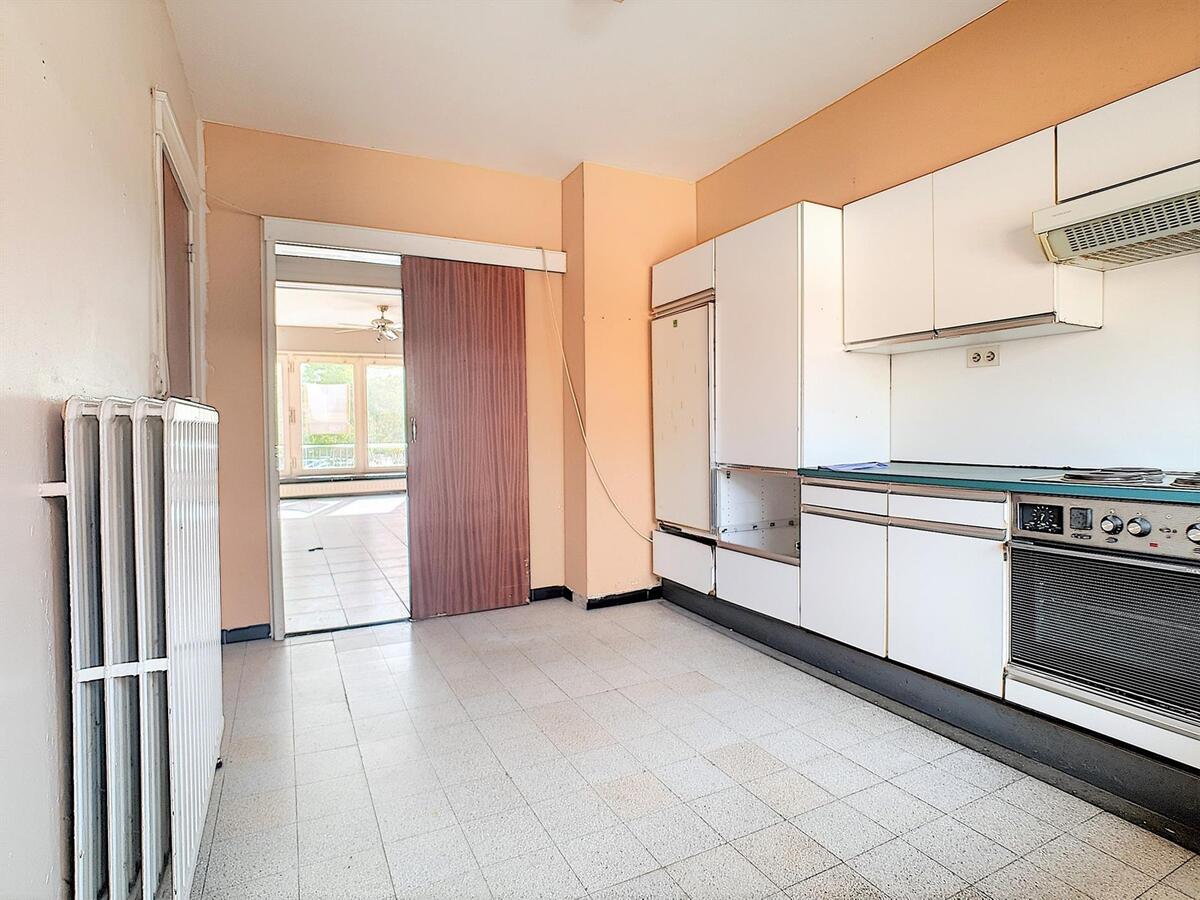 Goed gelegen, volledig te renoveren woning aan het marktplein van Heist - Heist 