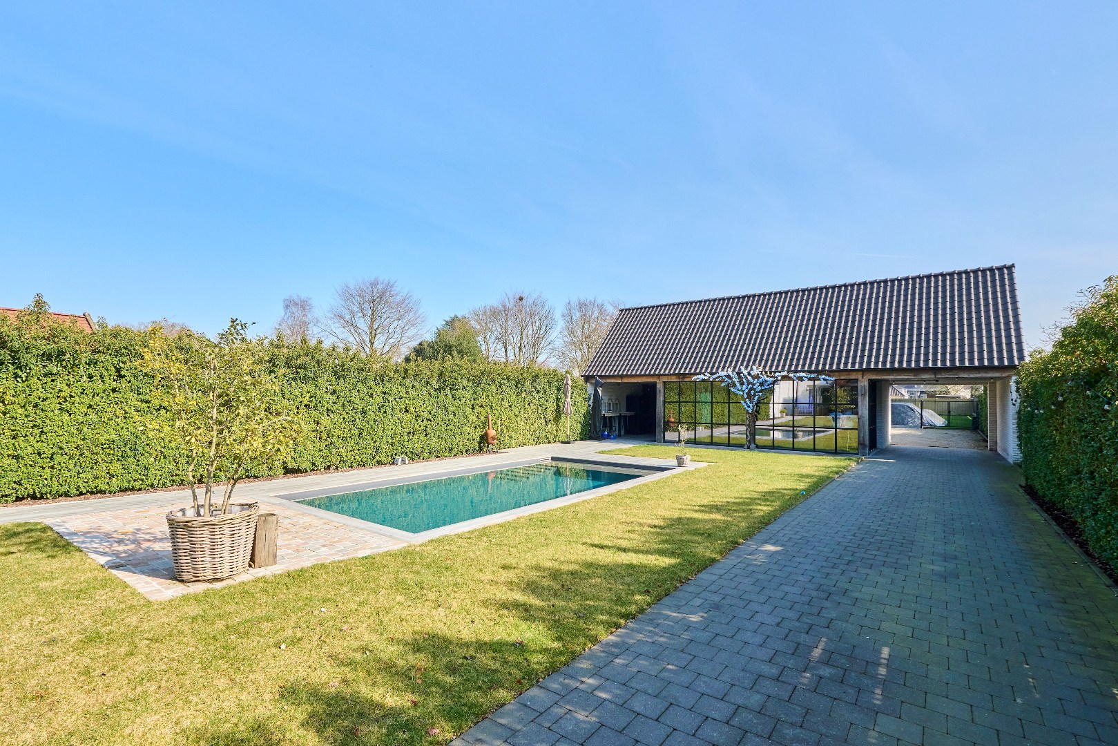 Praktische tuinberging en dubbele carport