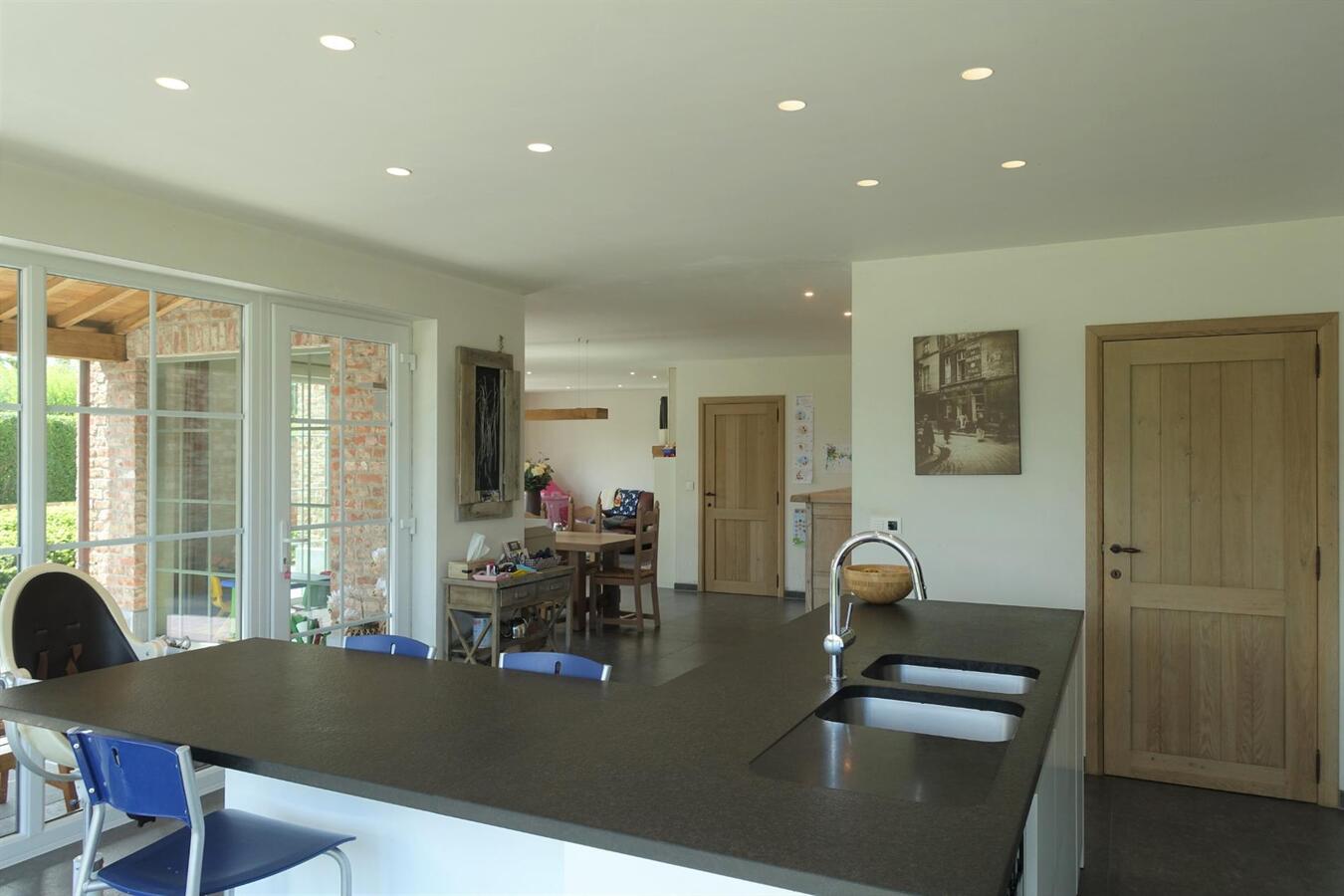 Prachtige recente villa met bijgebouw 