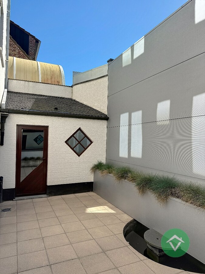 Deze instapklare handelswoning is gelegen in het centrum op een commerciële topligging op de markt van Koekelare 