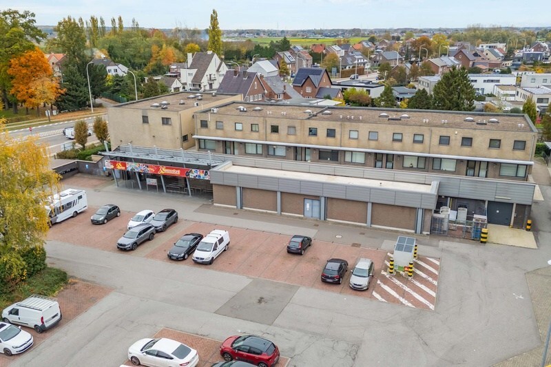 Rijksweg: Commercieel goed gelegen handelspand (ca 1.100 m²) met parking. 