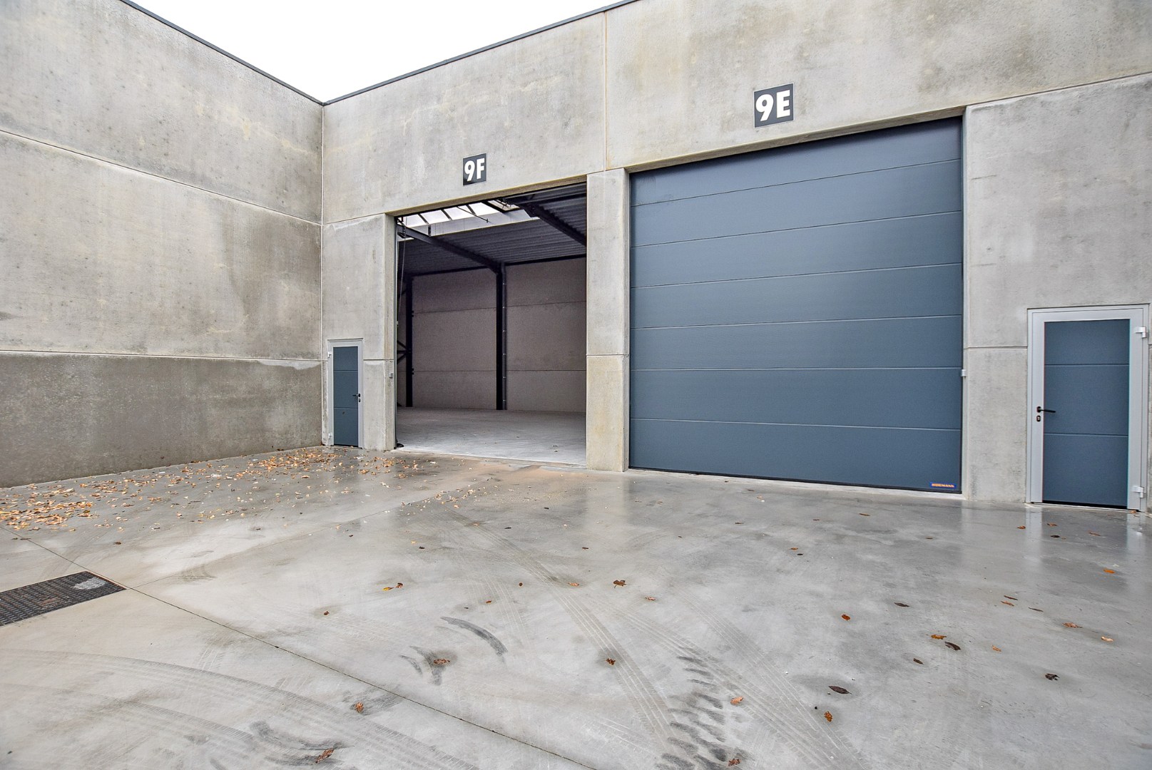 Geïsoleerde nieuwbouwloods 9F (loods 5) (249m²) te huur op een industrie- ambachtzone te Vleteren. 