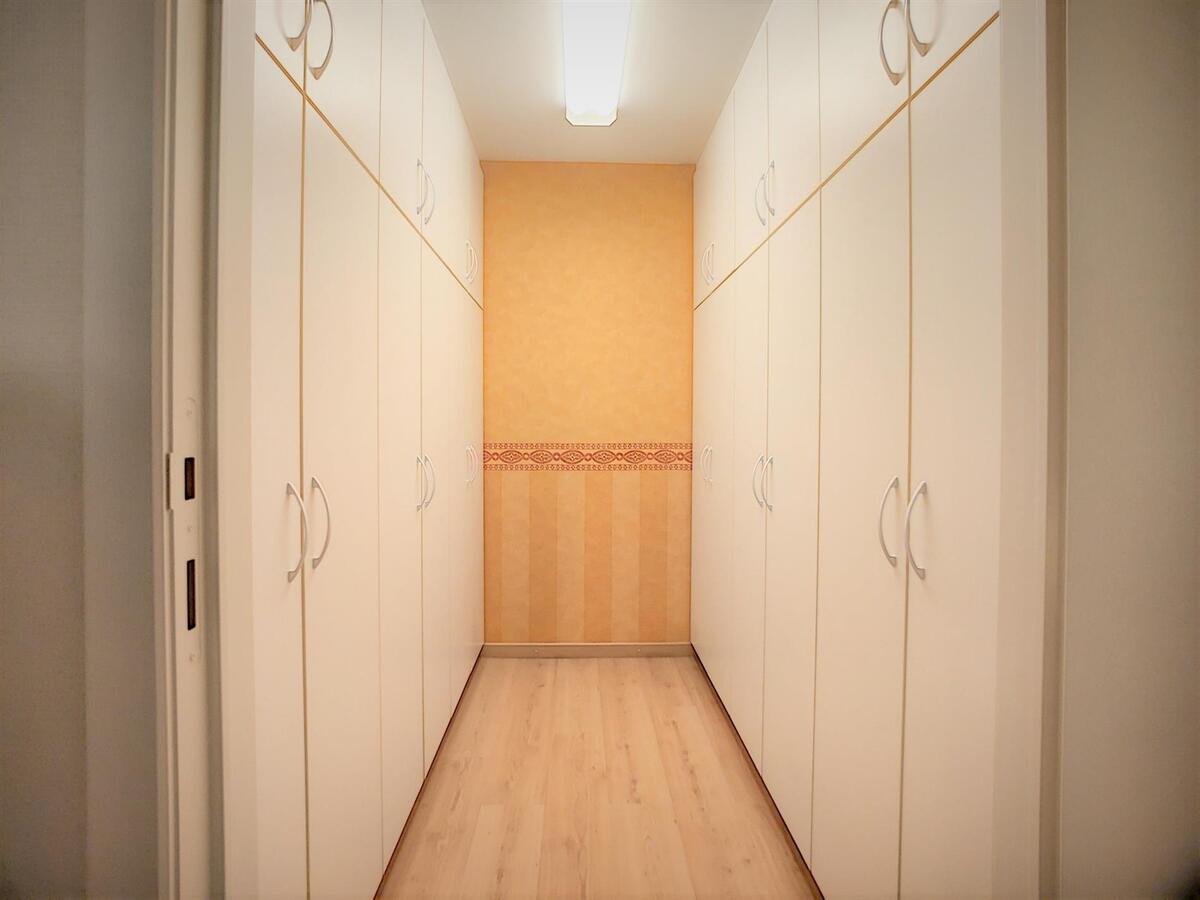 Grote, praktisch ingedeelde woning met oprit, garage &amp; tuin - Heist 