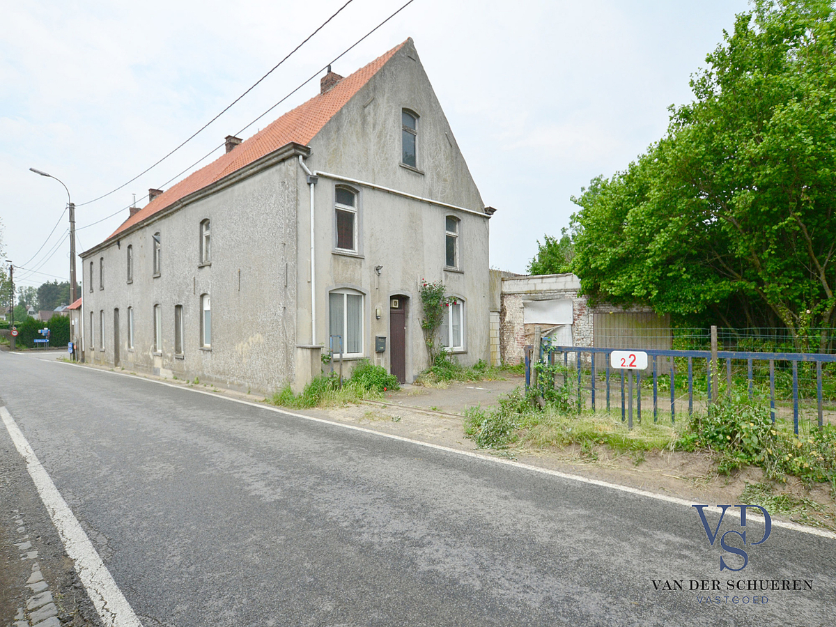 Bouwgrond met een breedte van ca. 45 m langsheen de N425. 