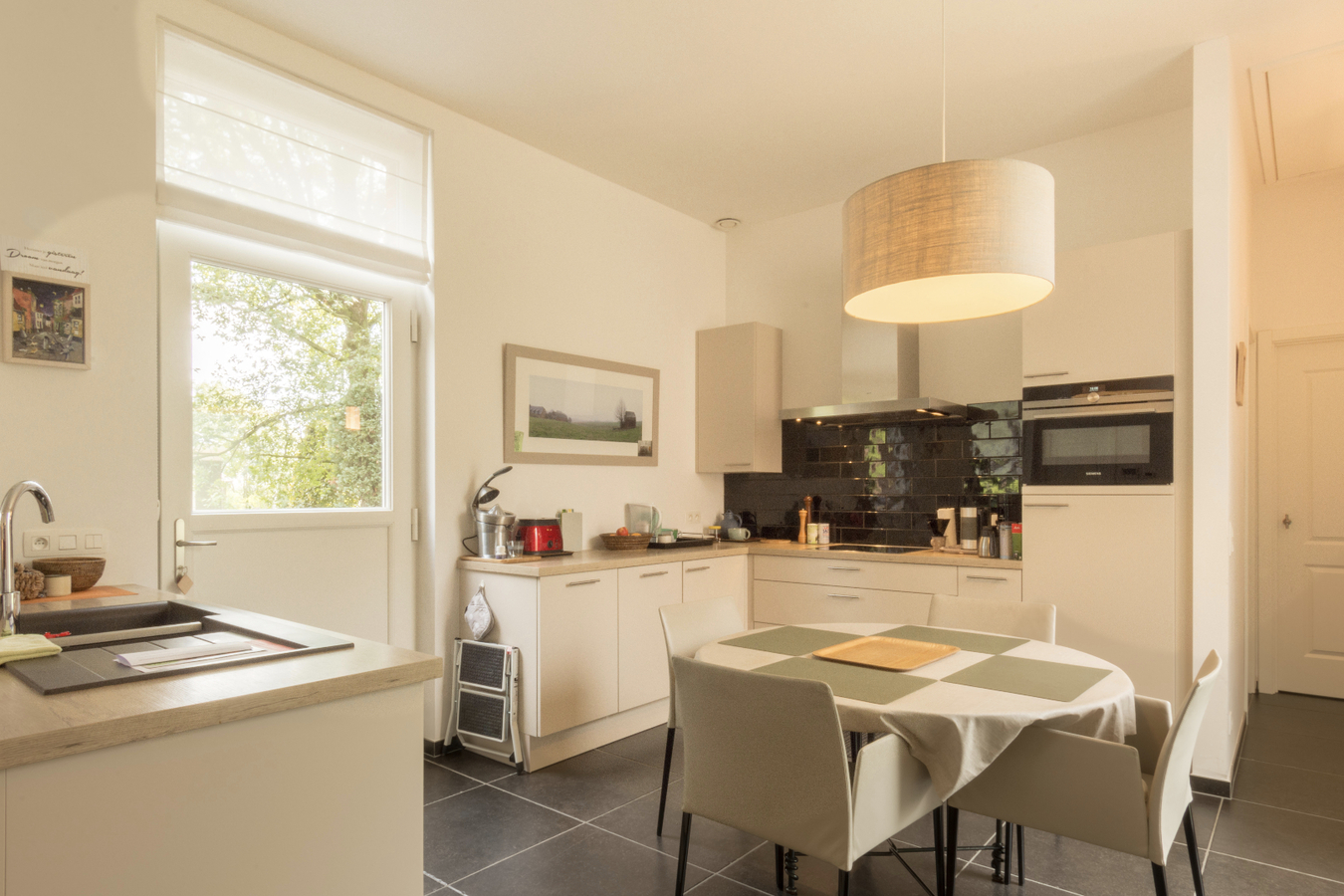 Gelijkvloers luxe 2-slk-appartement met privatieve tuin. 