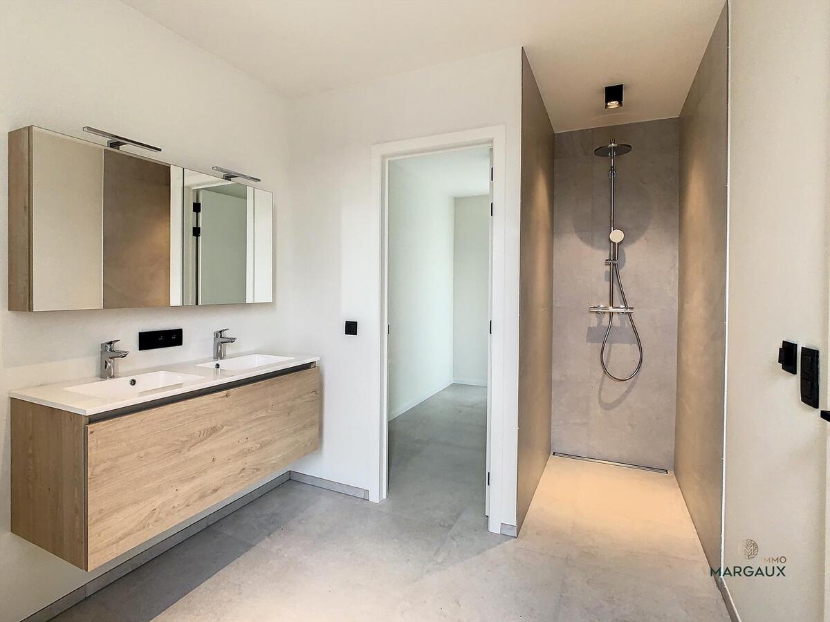 Halfopen bebouwing met exclusieve afwerkingsgraard 