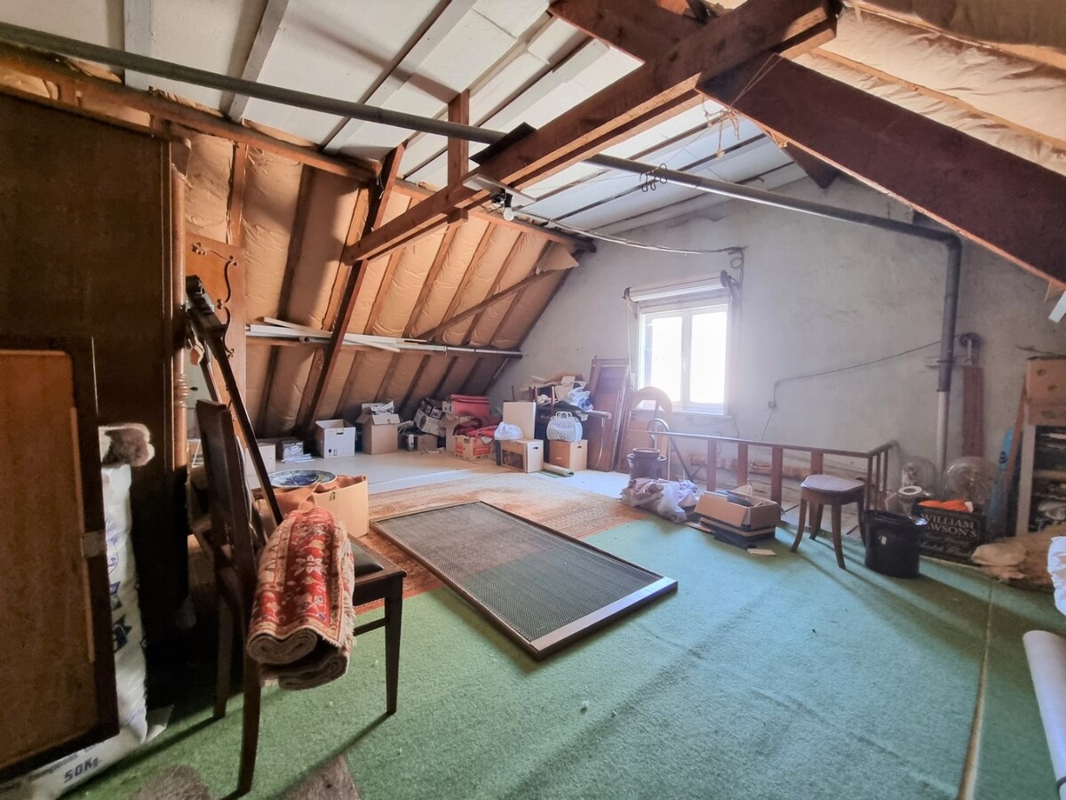 Halfopen woning met oprit, garage en grote tuin te Oudenburg 