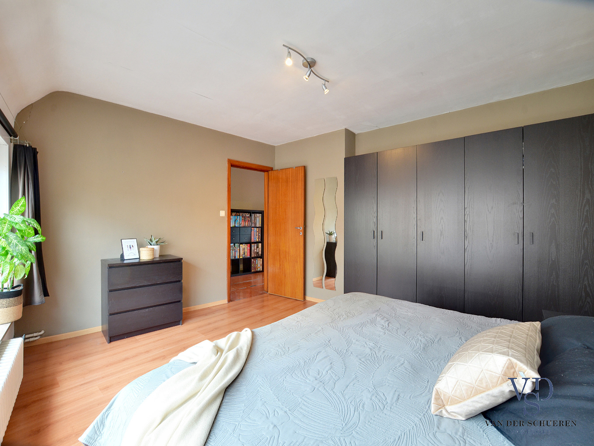 Ruime, degelijke bel-étage nabij Sint-Pieters-station. TOPPER !! 