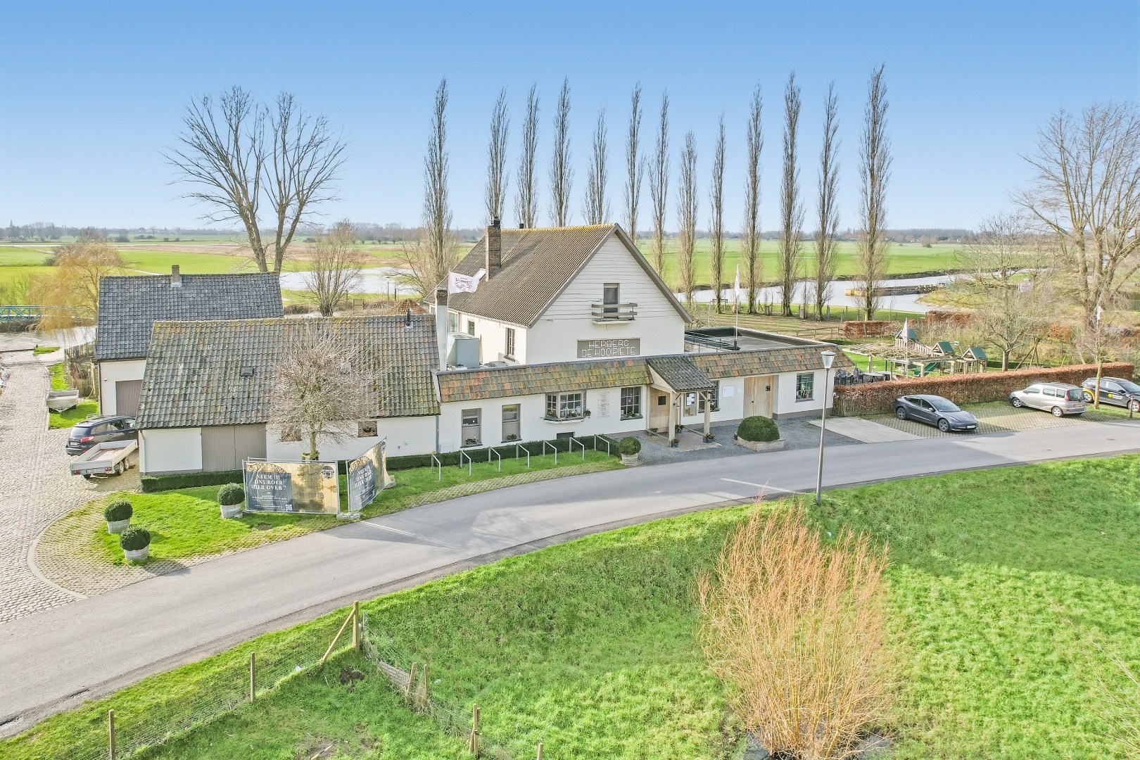 Restaurant met privéwoning en 2 B&amp;B-kamers op 4.370 m² 
