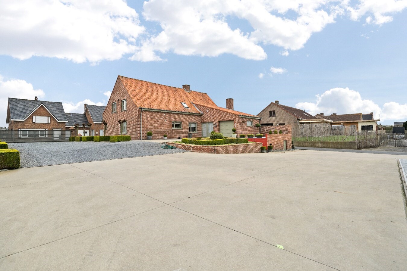 Ruime alleenstaande woning met loods op ruim perceel te Klerken 