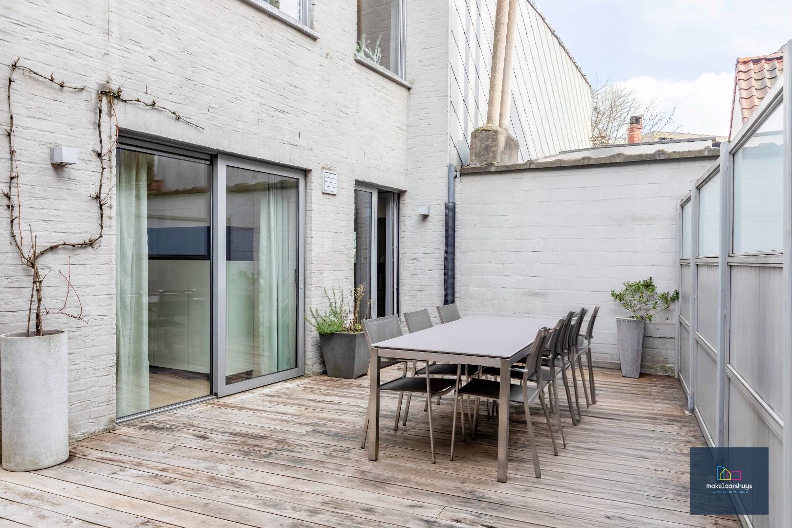 Ruim en goed gelegen 1-slp.app. met groot terras en overdekte staanplaats 