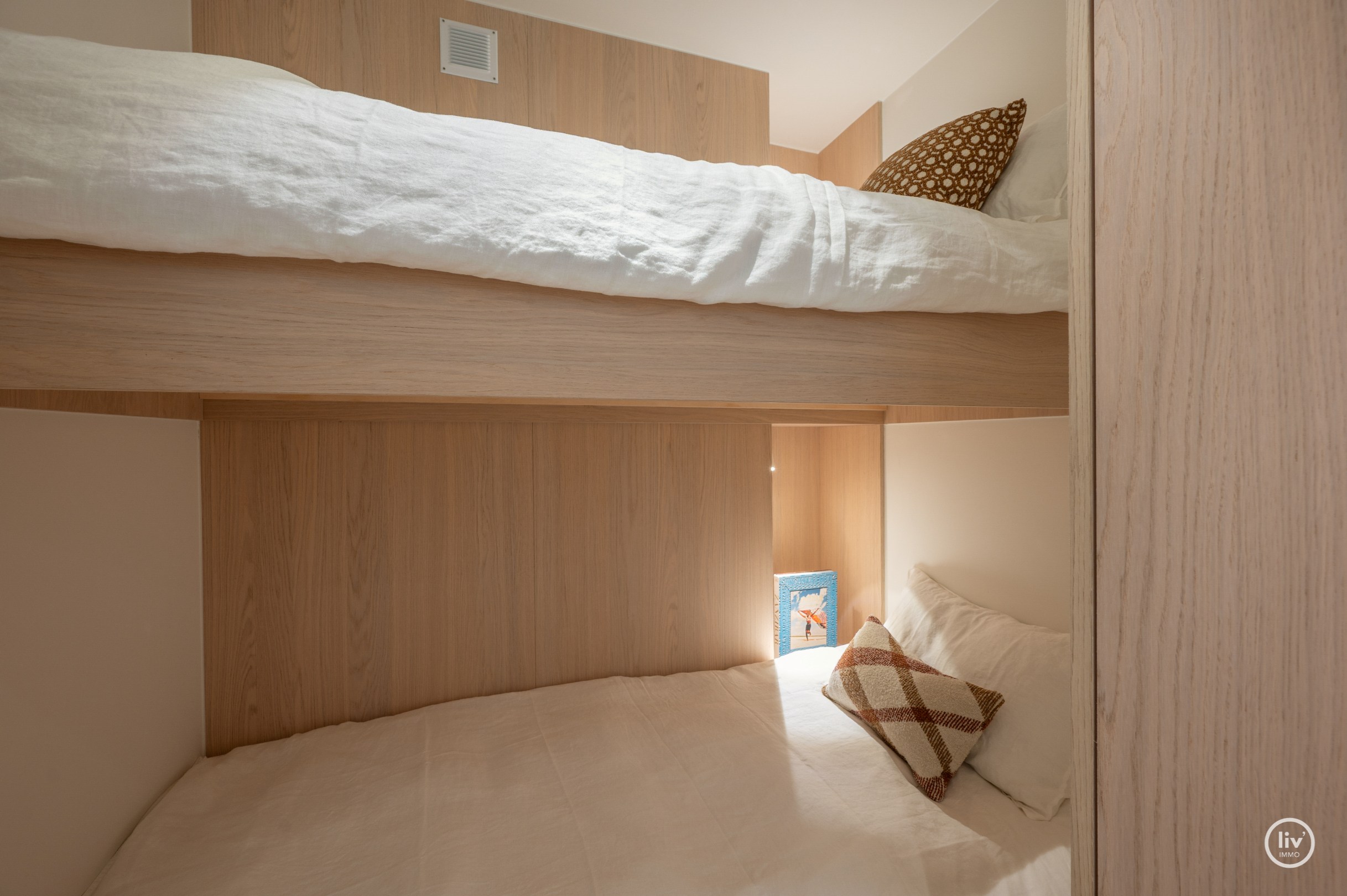 Appartement de luxe entièrement rénové de 3 chambres situé sur l'avenue Parmentier, à proximité de la digue. 