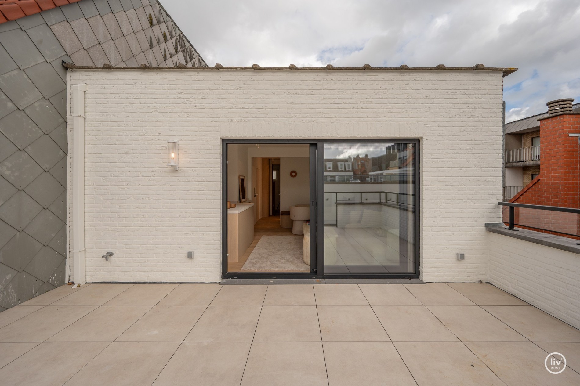 Gerenoveerd penthouse met 2 slaapkamers centraal gelegen op de August Dansestraat te Knokke. 