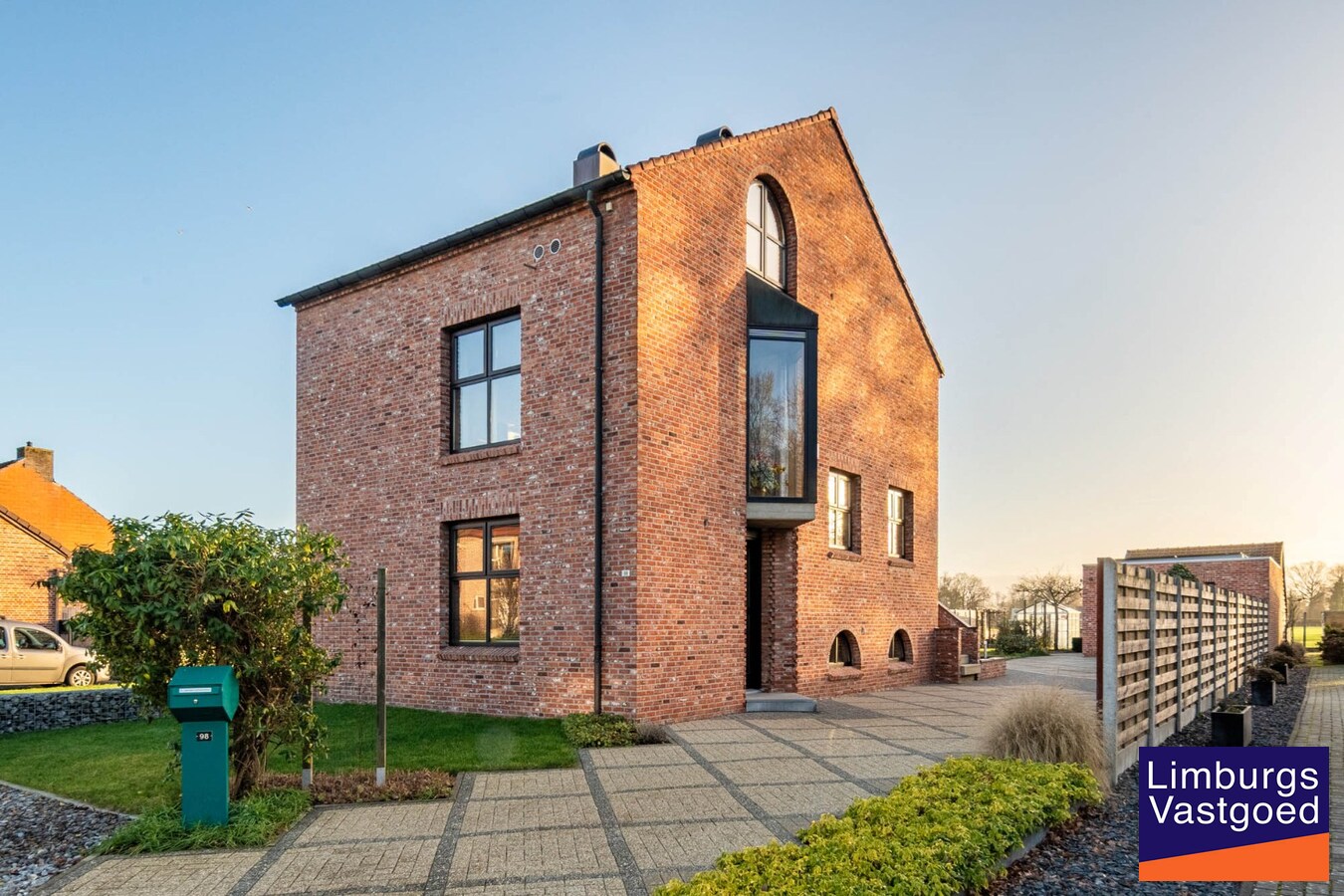 Gezinswoning met zuidgerichte tuin en garage, 5a 85ca 