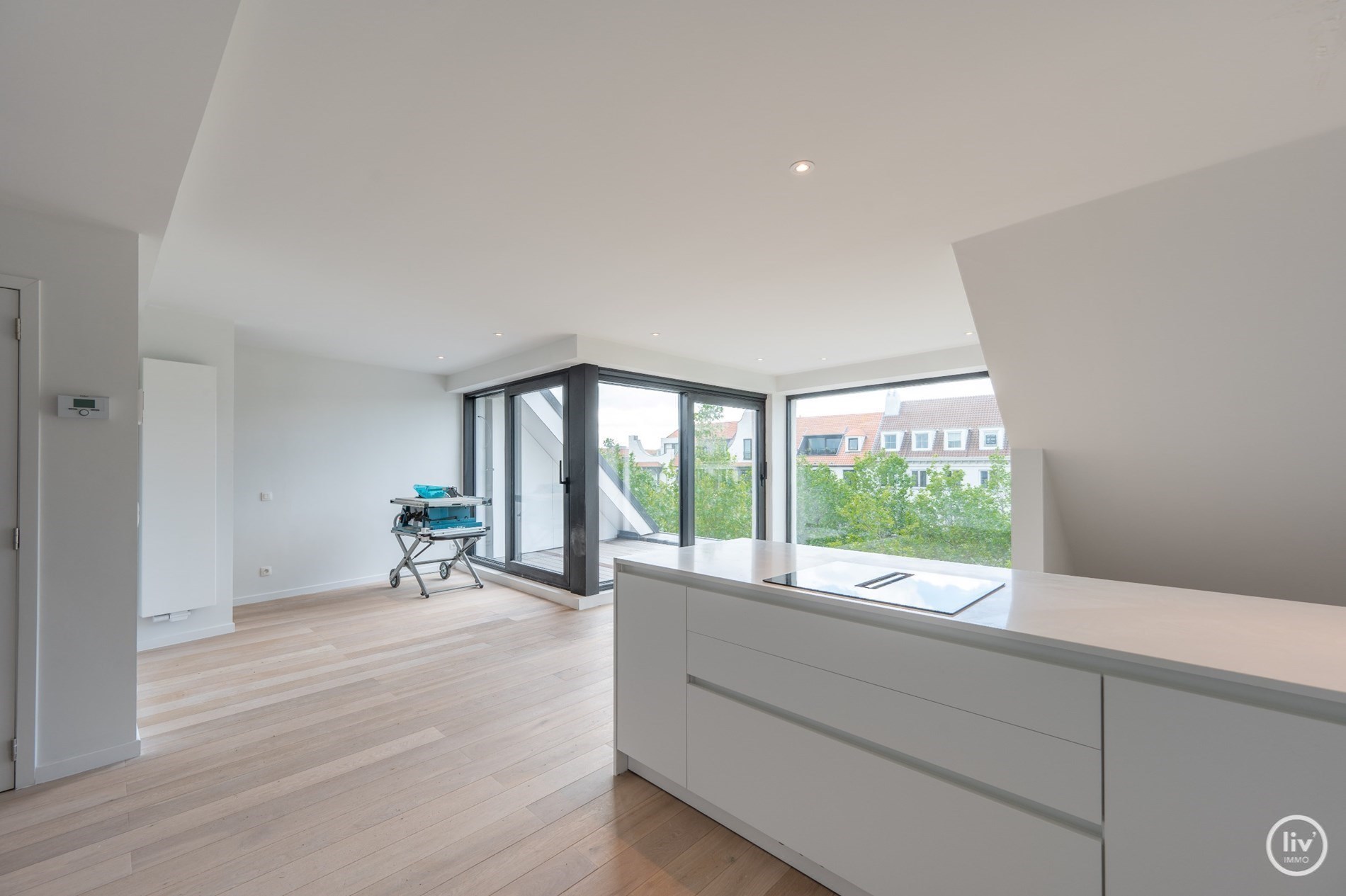 Nieuwbouw duplex in volledig gerenoveerd gebouw van 2021, centraal gelegen nabij Duinenwater, waardoor alle winkels en openbaar vervoer bereikbaar zijn op wandelafstand. 