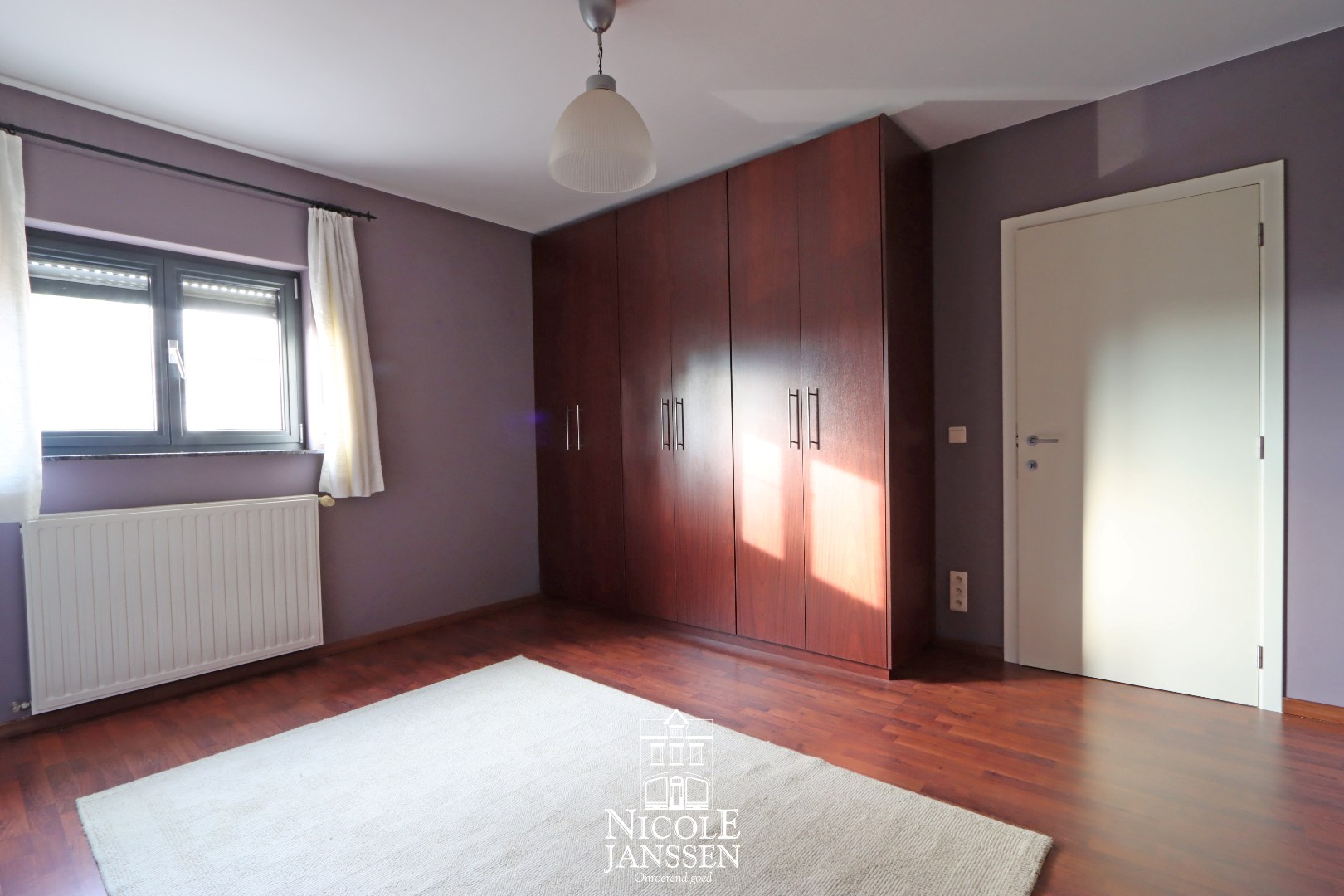 Slaapkamer met vaste kasten 