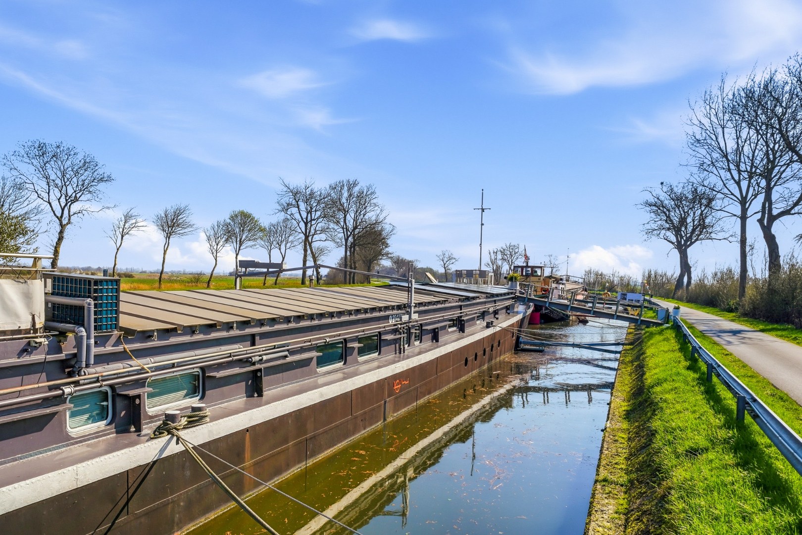 Unieke woonboot met B&amp;B en vergunde ligplaats in Plassendale 