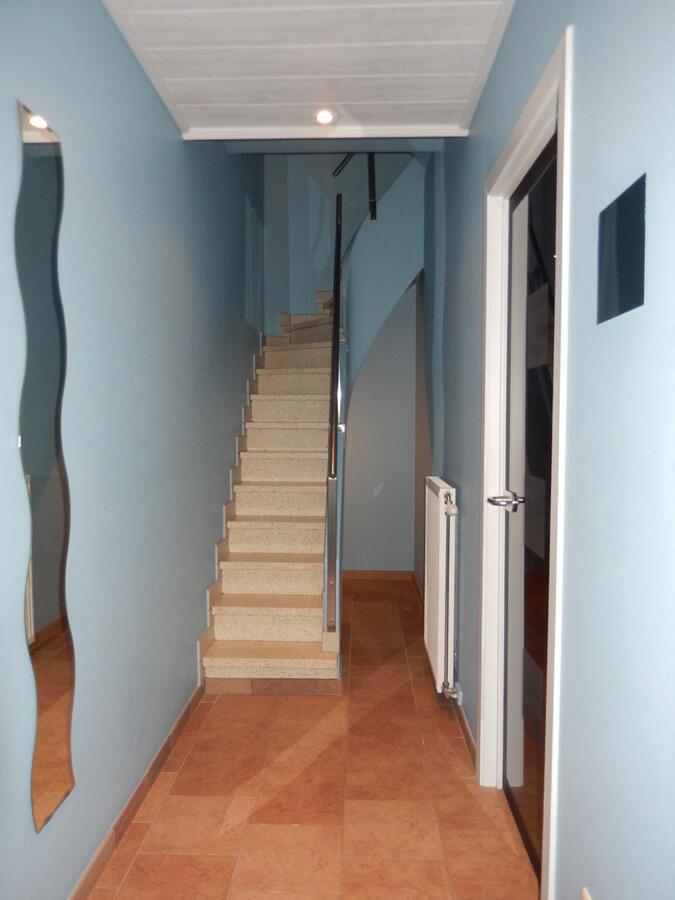 Volledig vernieuwd woning met ruime garage 