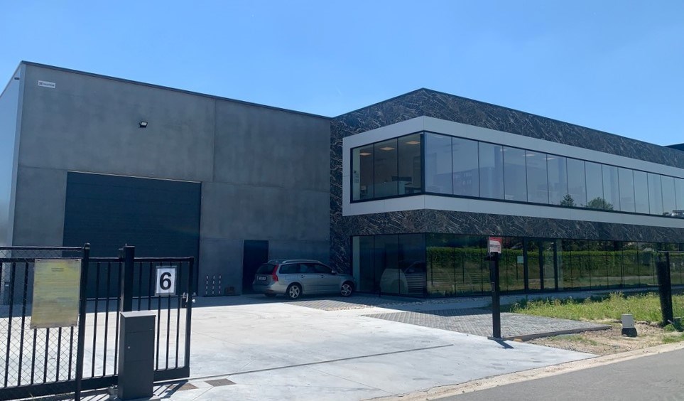 Recent kwalitatief bedrijfsgebouw te huur in Sint-Niklaas