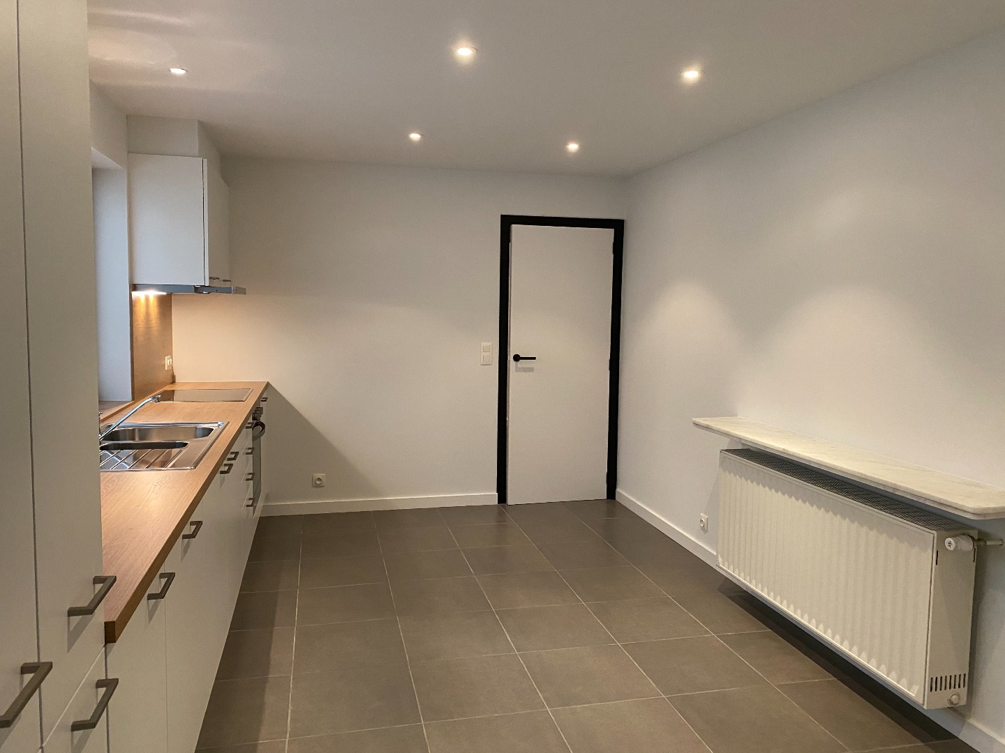 Verrassend ruime en gerenoveerde stadswoning met garage en uitweg! 