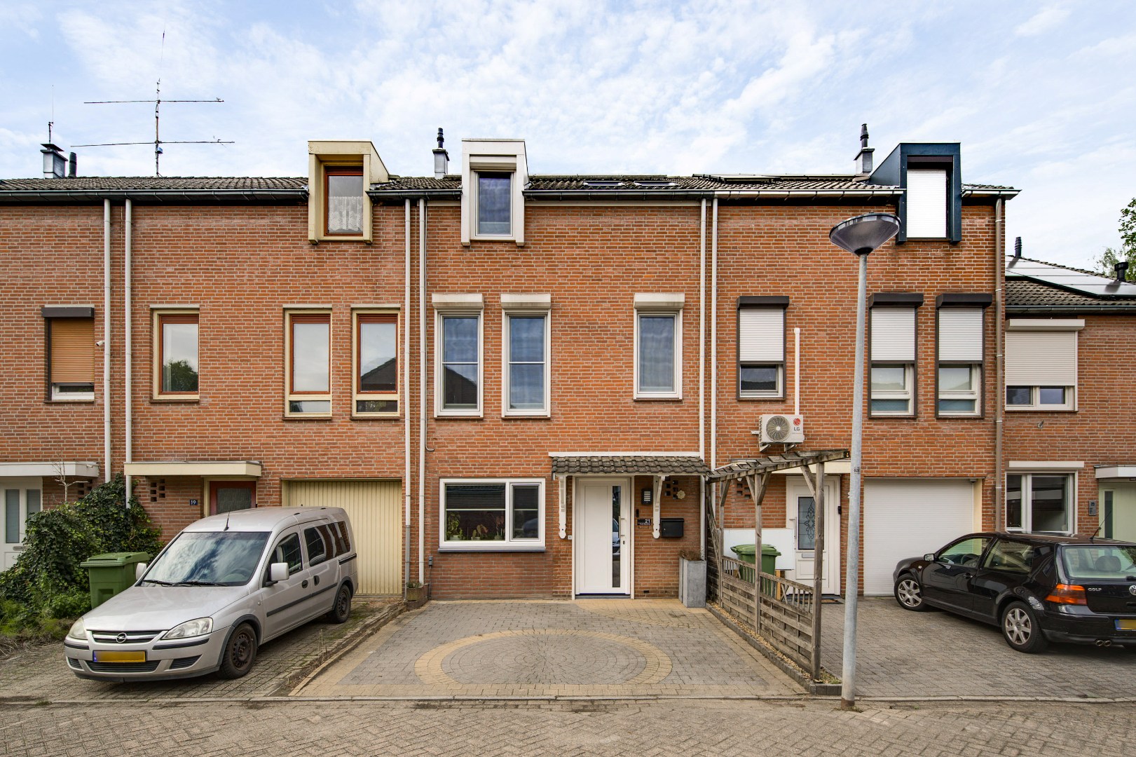 Ruime Tussenwoning in Weert met 4 Slaapkamers, 2 Badkamers, Tuin op het Noordwesten en 2 Parkeerplaatsen - Bouwjaar 1981, 132m² Woonoppervlak 
